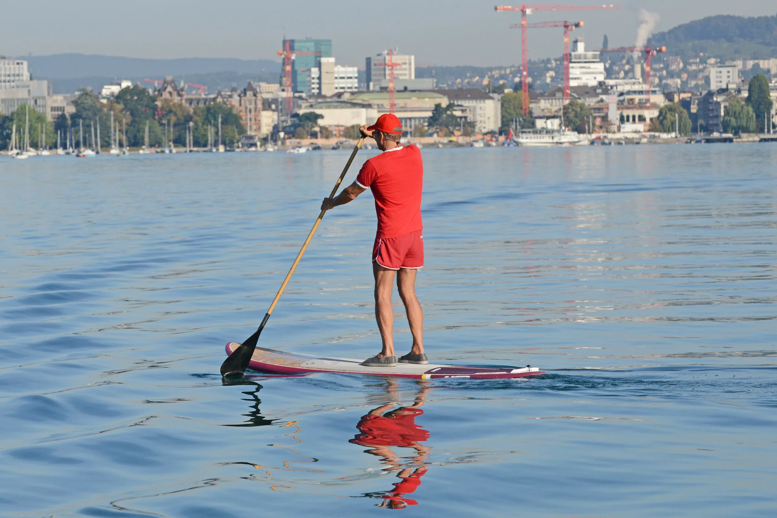 Ein Stand-up-Paddler auf dem Zürichsee
