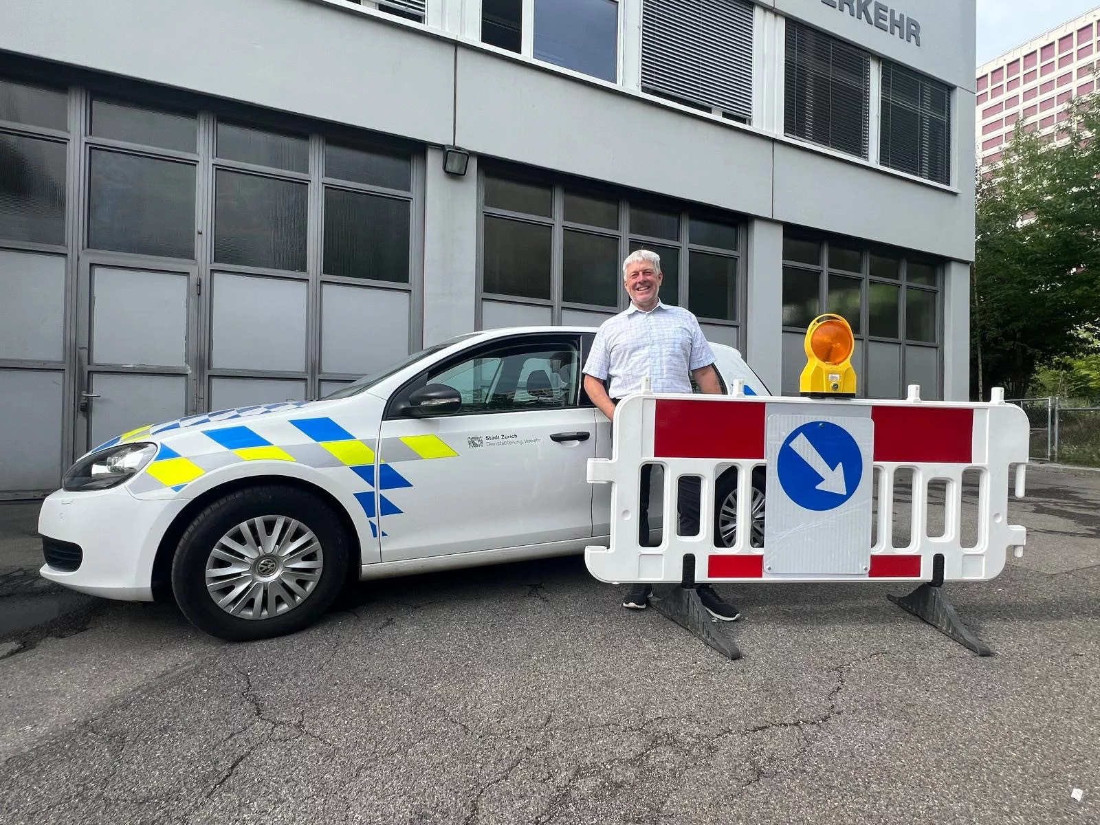 Stefan Süess, Fachbereichsleiter Logistik, steht vor dem Werkhof der Dienstabteilung Verkehr.