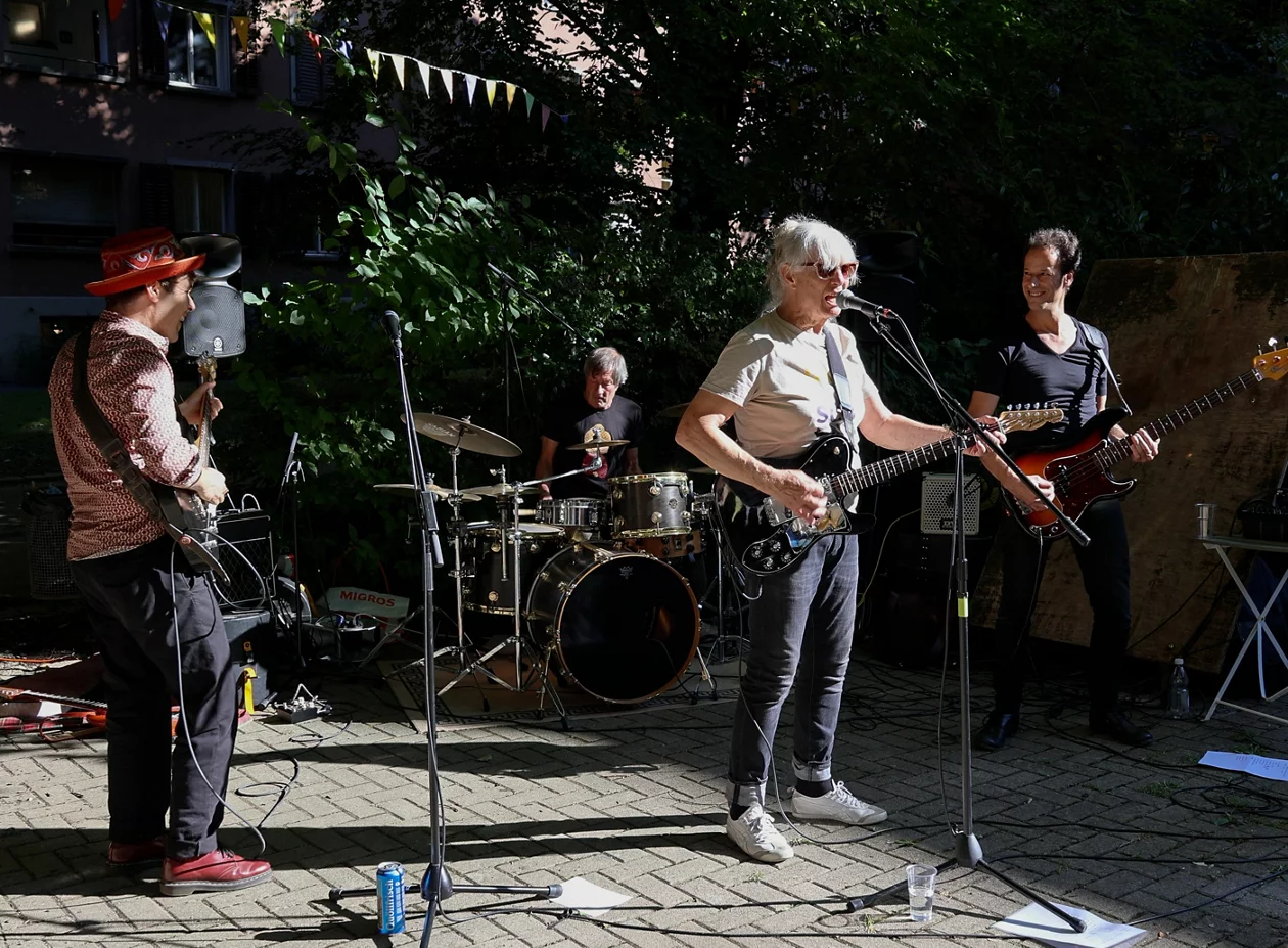 Stella Glitter (Stimme, Gitarre), Lukas Langenegger (Gitarre) Michel Lehner (Bass), Tosho Yakkatokuo (Schlagzeug)