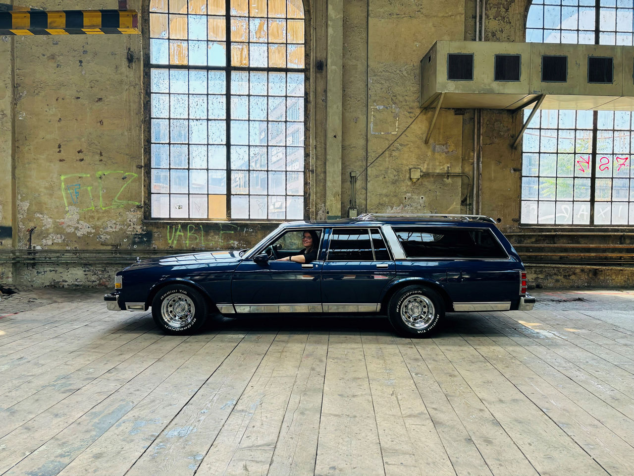 Stephanie am Steuer ihres Chevrolet Caprice Classic aus dem Jahr 1988.