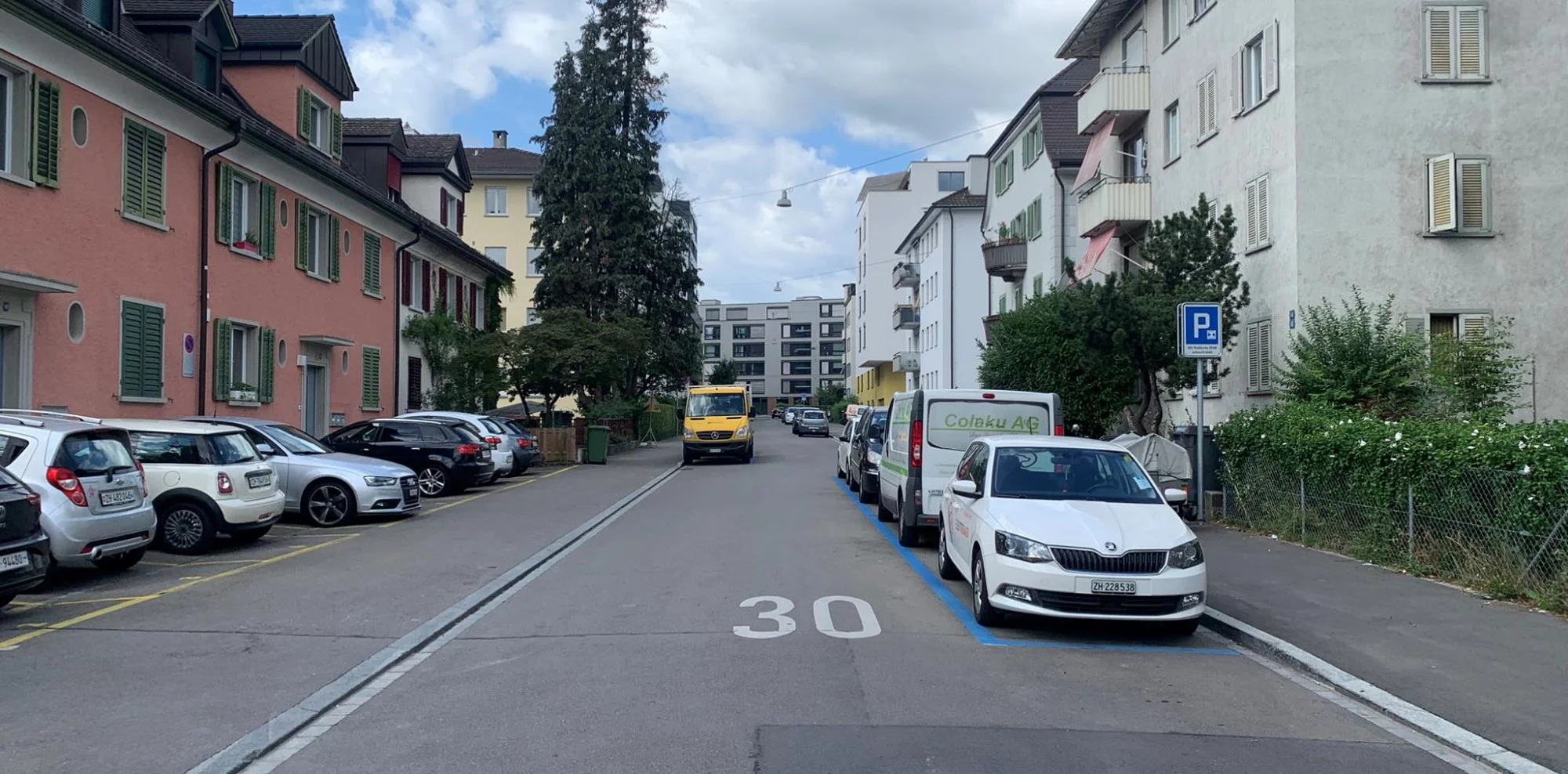 Strasse mit Parkierung, Tempo 30