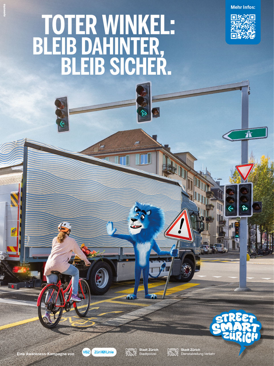 Der blaue Comic-Löwe Leo Sicuro schützt eine Radfahrerin vor dem toten Winkel. 