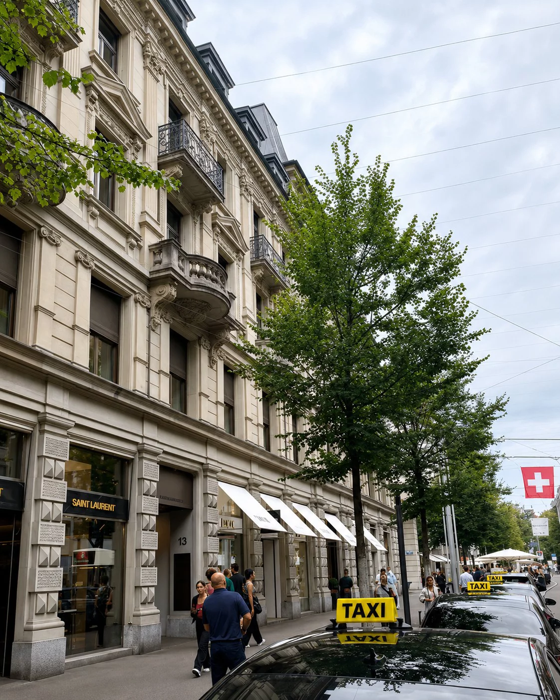 Schwarze Taxis warten vor den Luxusboutiquen auf Kundschaft.