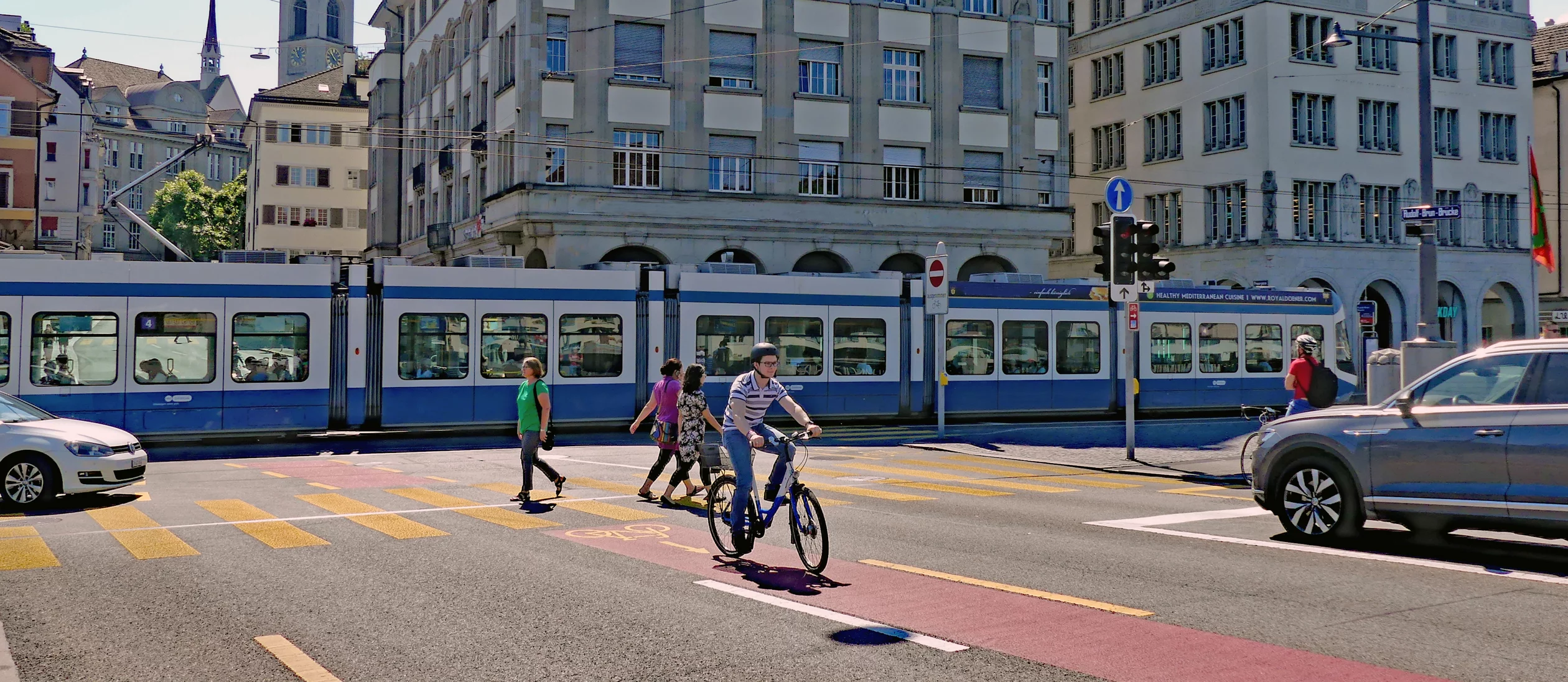 Verschiedene Verkehrsteilnehmende Tram, Velo, Auto in der Stadt Zürich