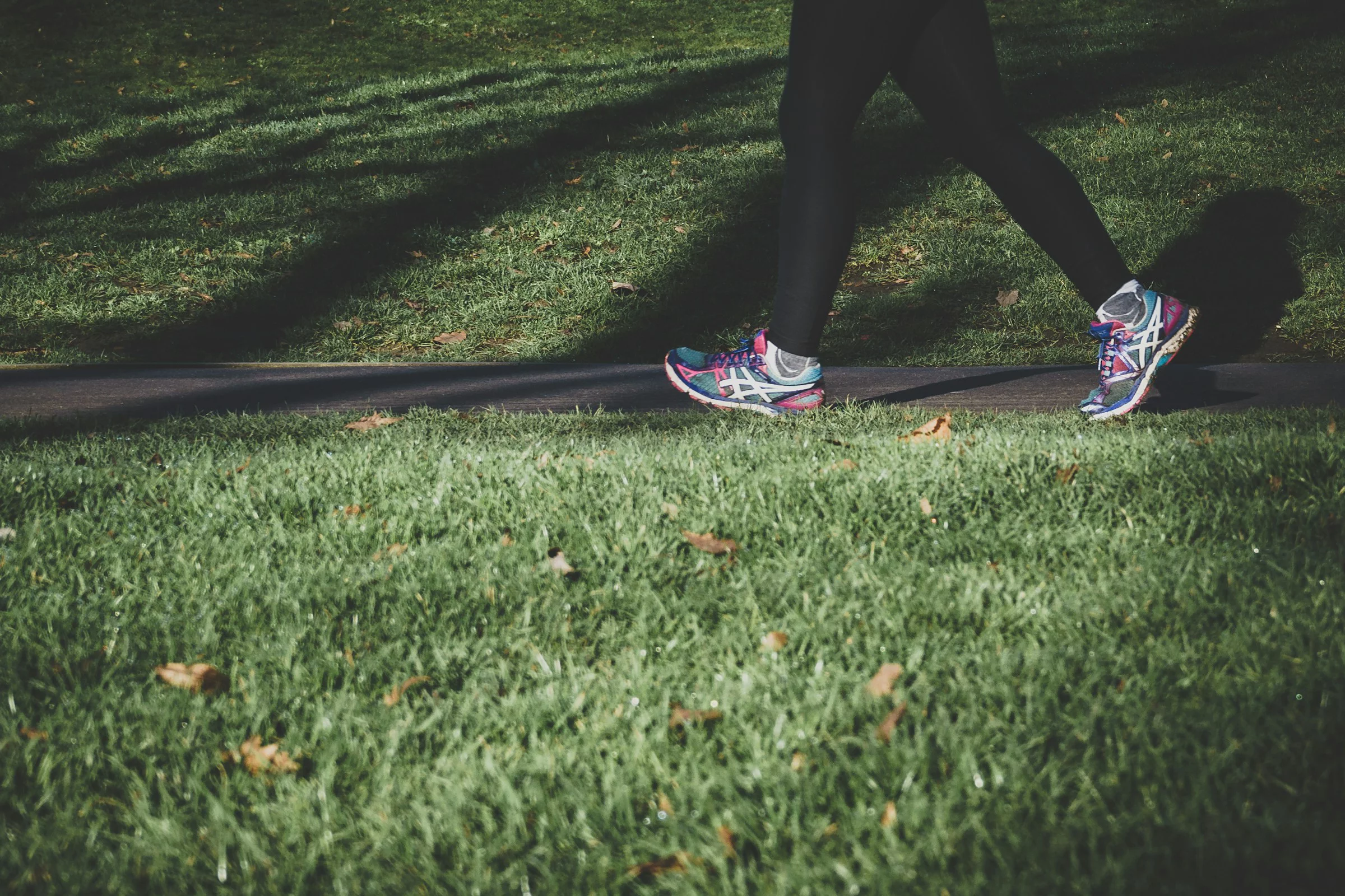 Nahaufnahme der Füsse einer Person beim Joggen