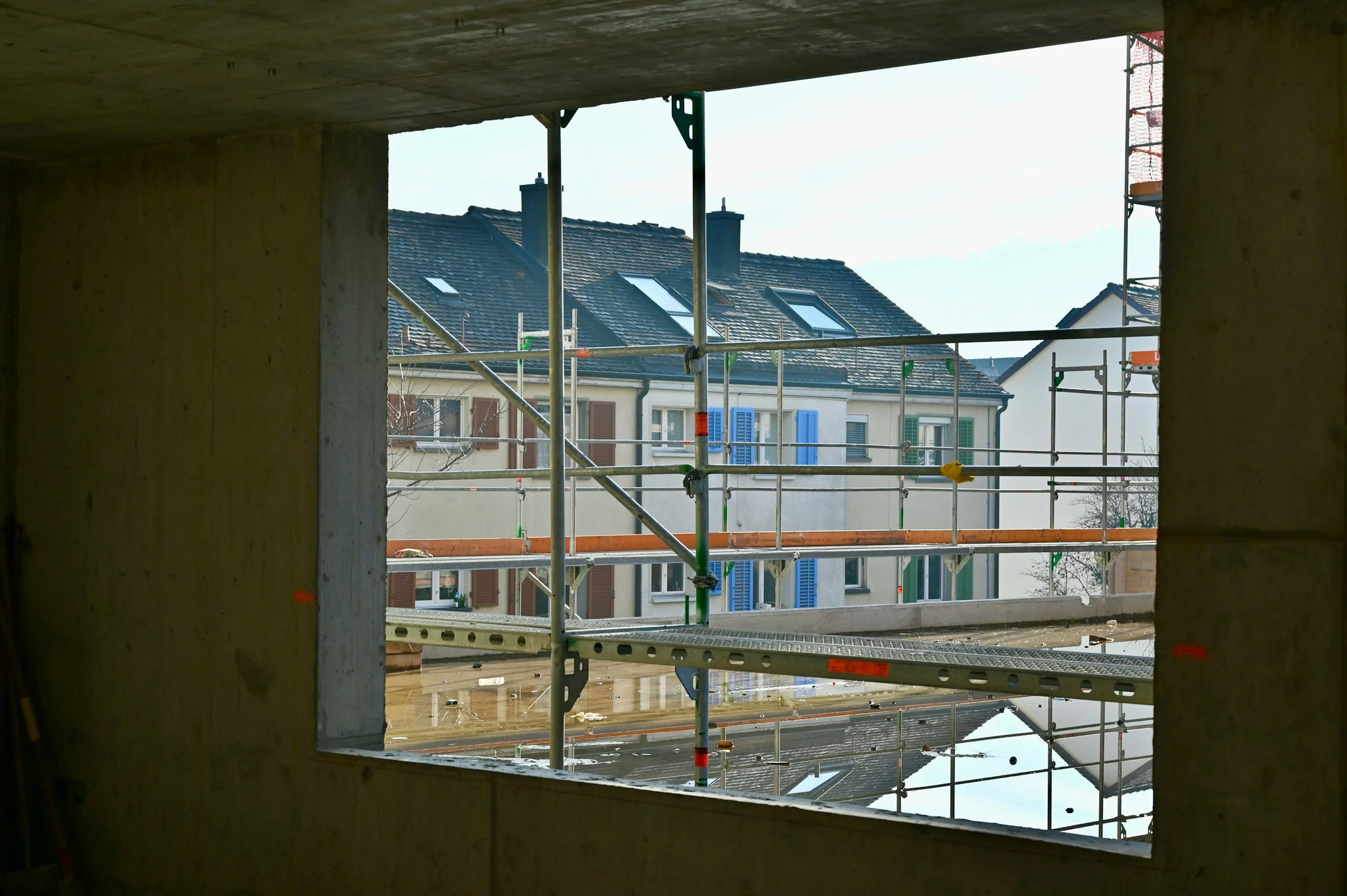 Sicht aus einem Fenster eines sich im Bau befindenden Gebäudes
