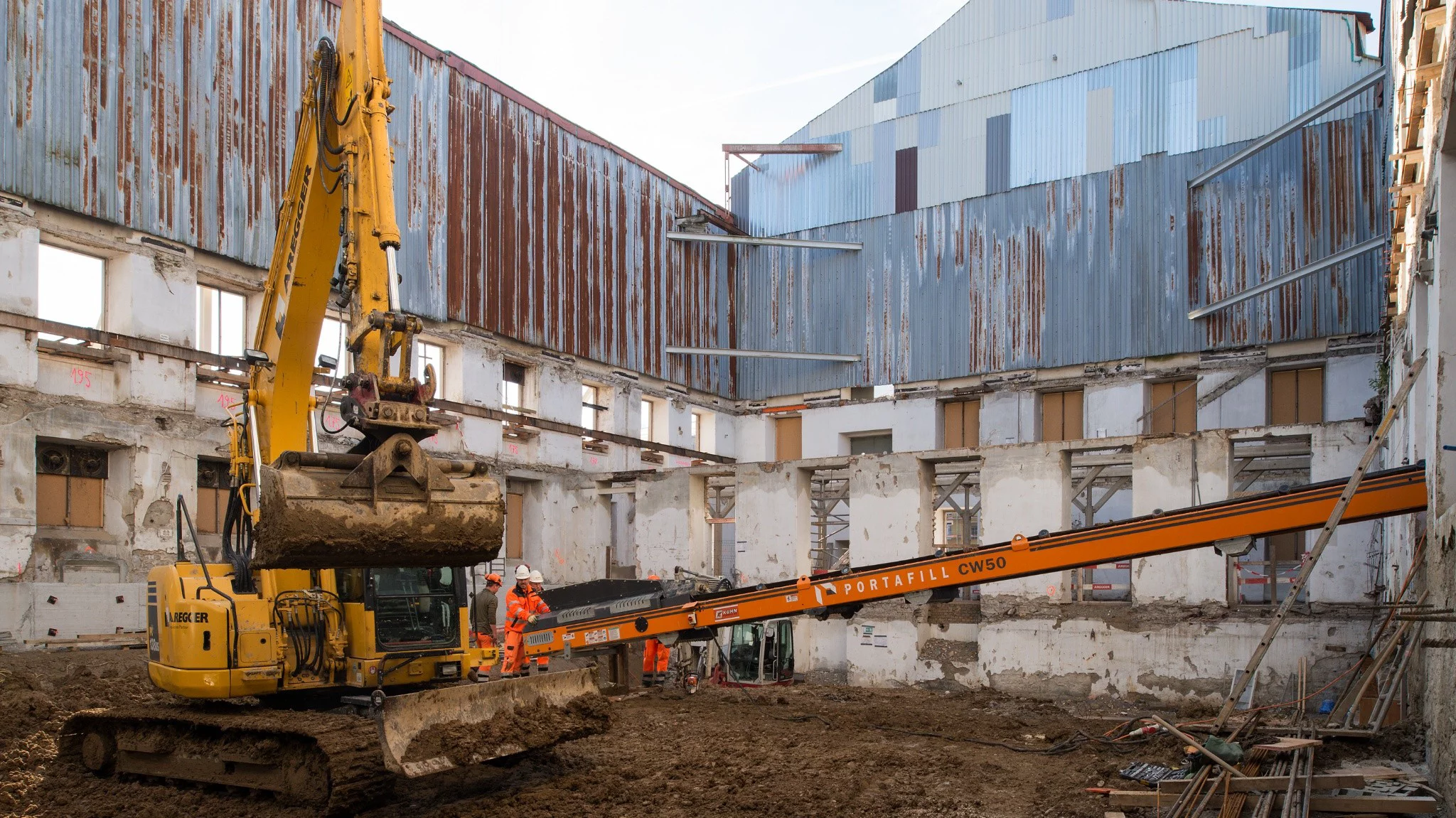 Abbruch eines Hauses mit einem grossen Bagger