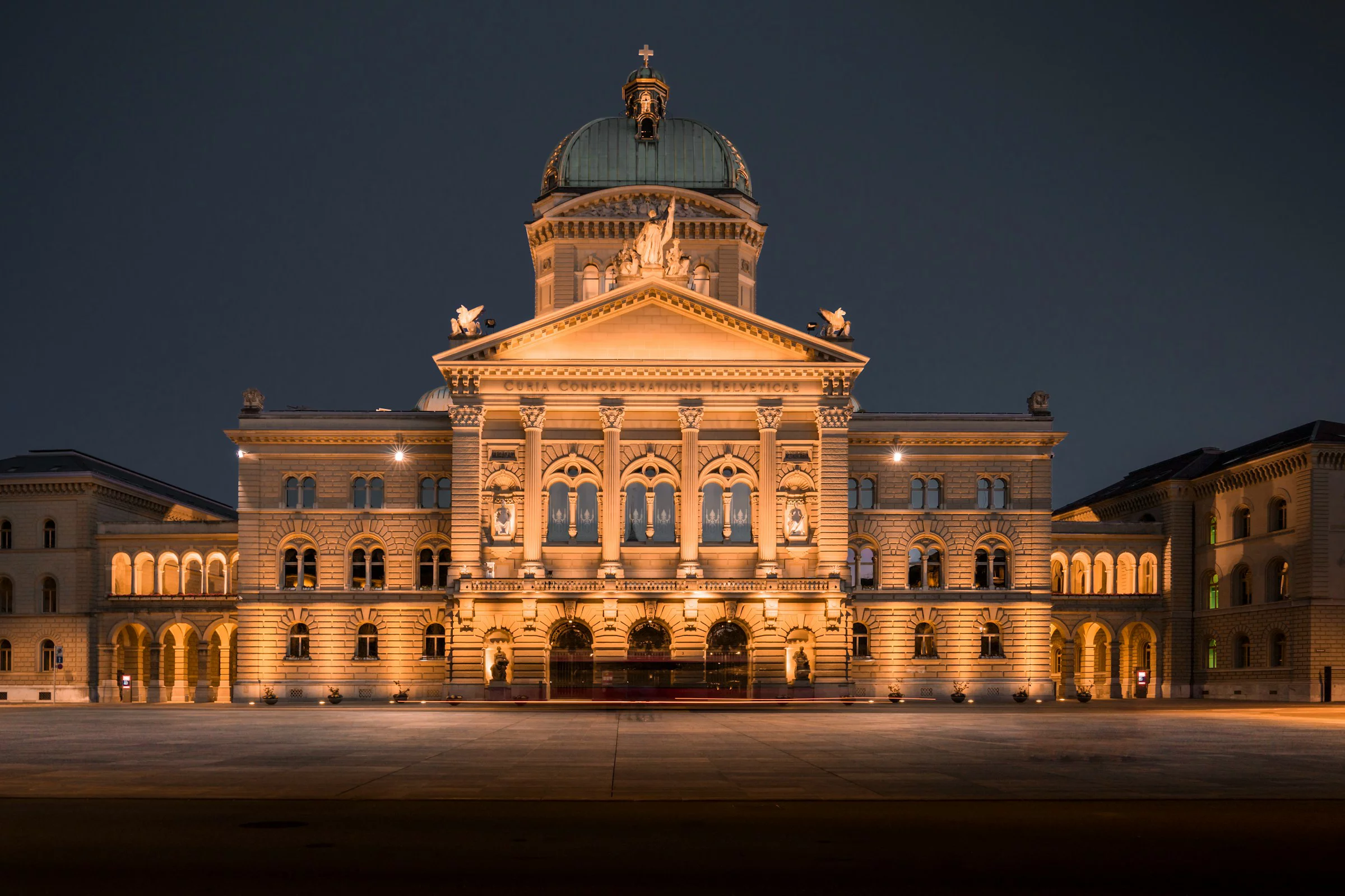 Sicht auf das Bundeshaus in Bern bei Nacht