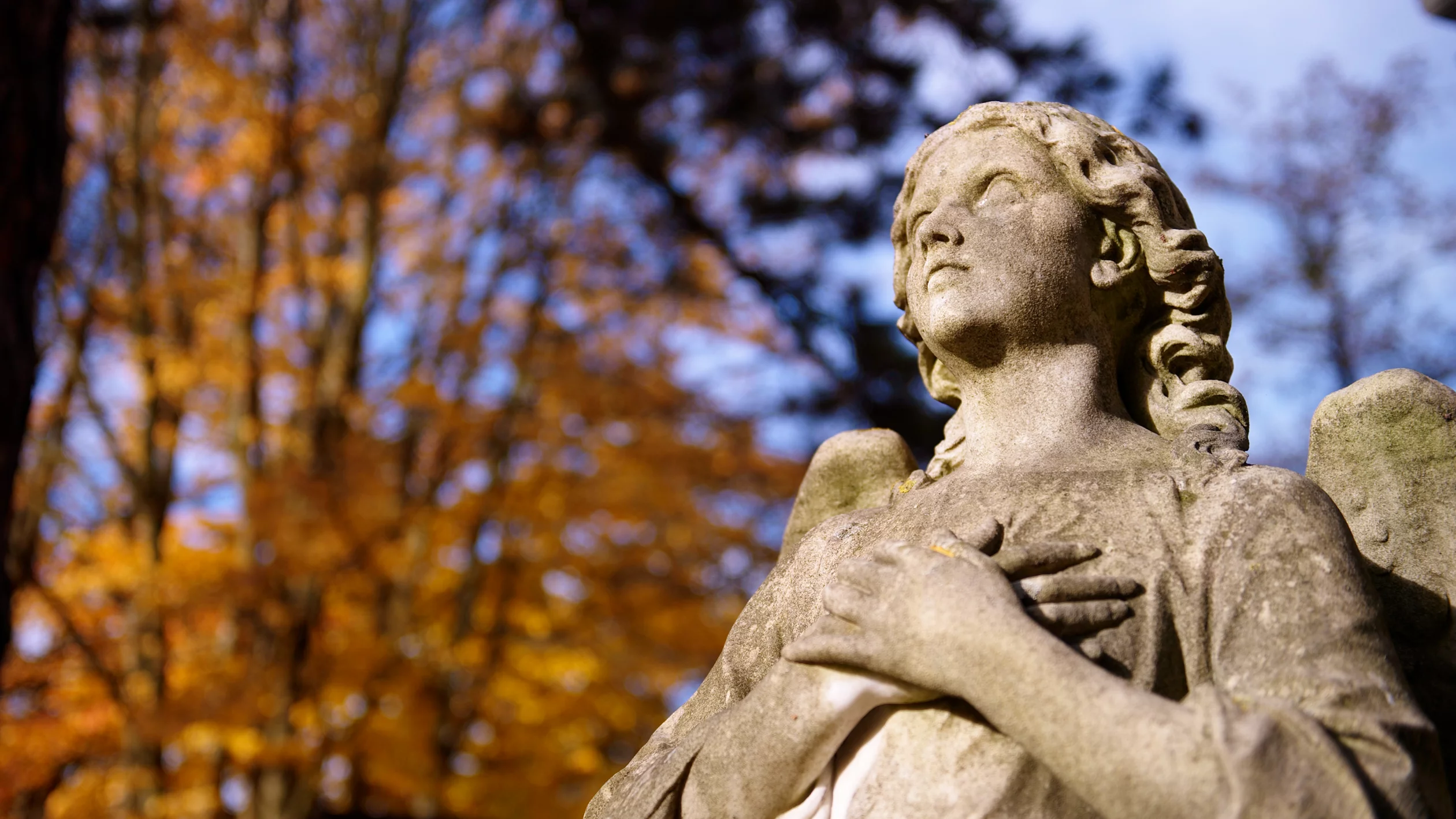 Statue eines Engels auf einem Friedhof