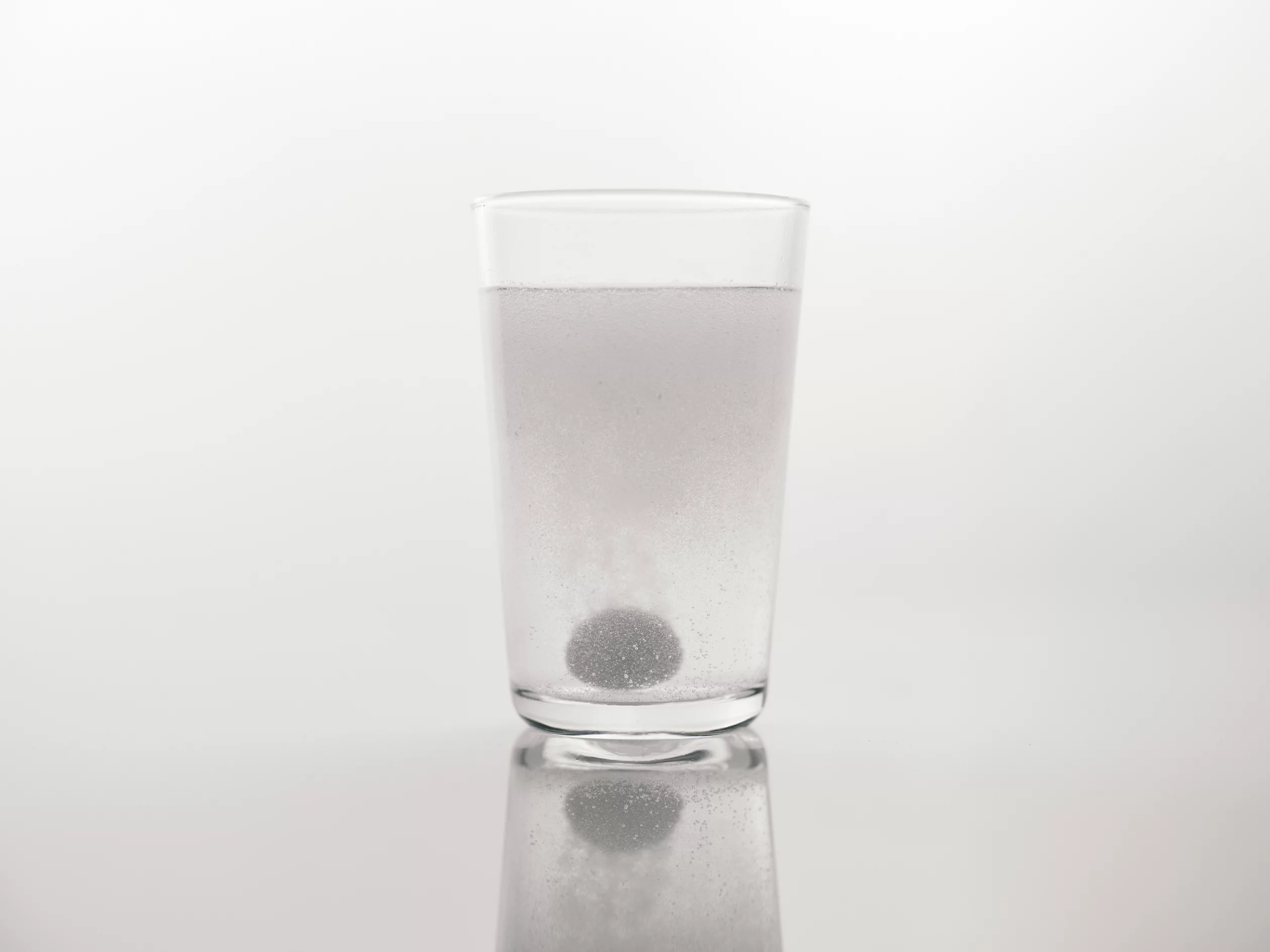 Wasserglas mit einer Brausetablette