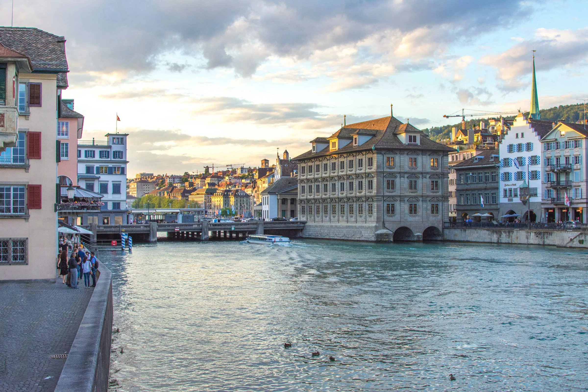 Sicht von der Limmat auf das Gemeindehaus der Stadt Zürich
