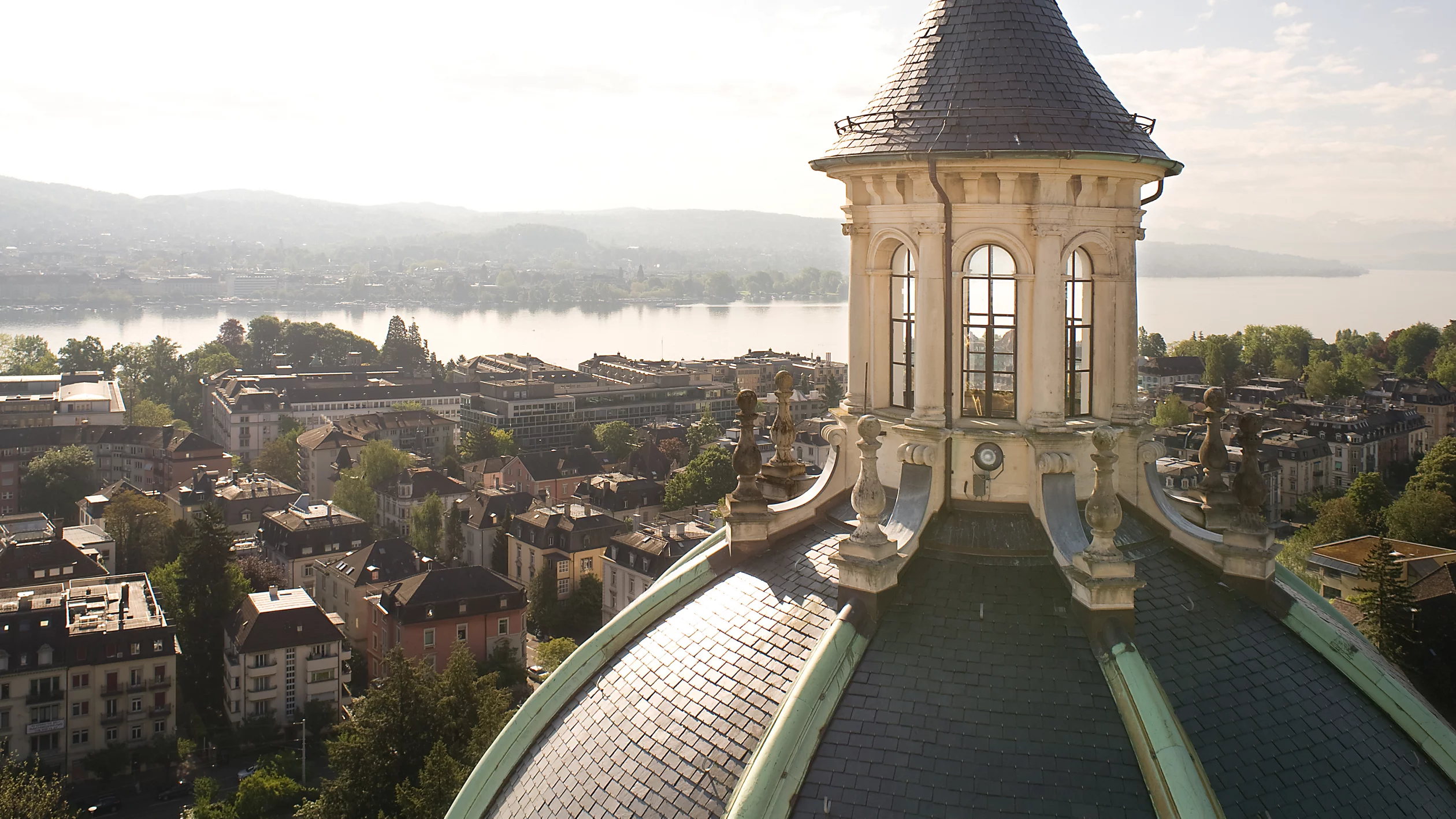 Ausblick von der Kirche Enge über den Zürichsee.