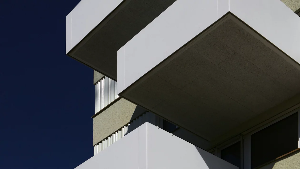 Wohngebäudes mit Balkon