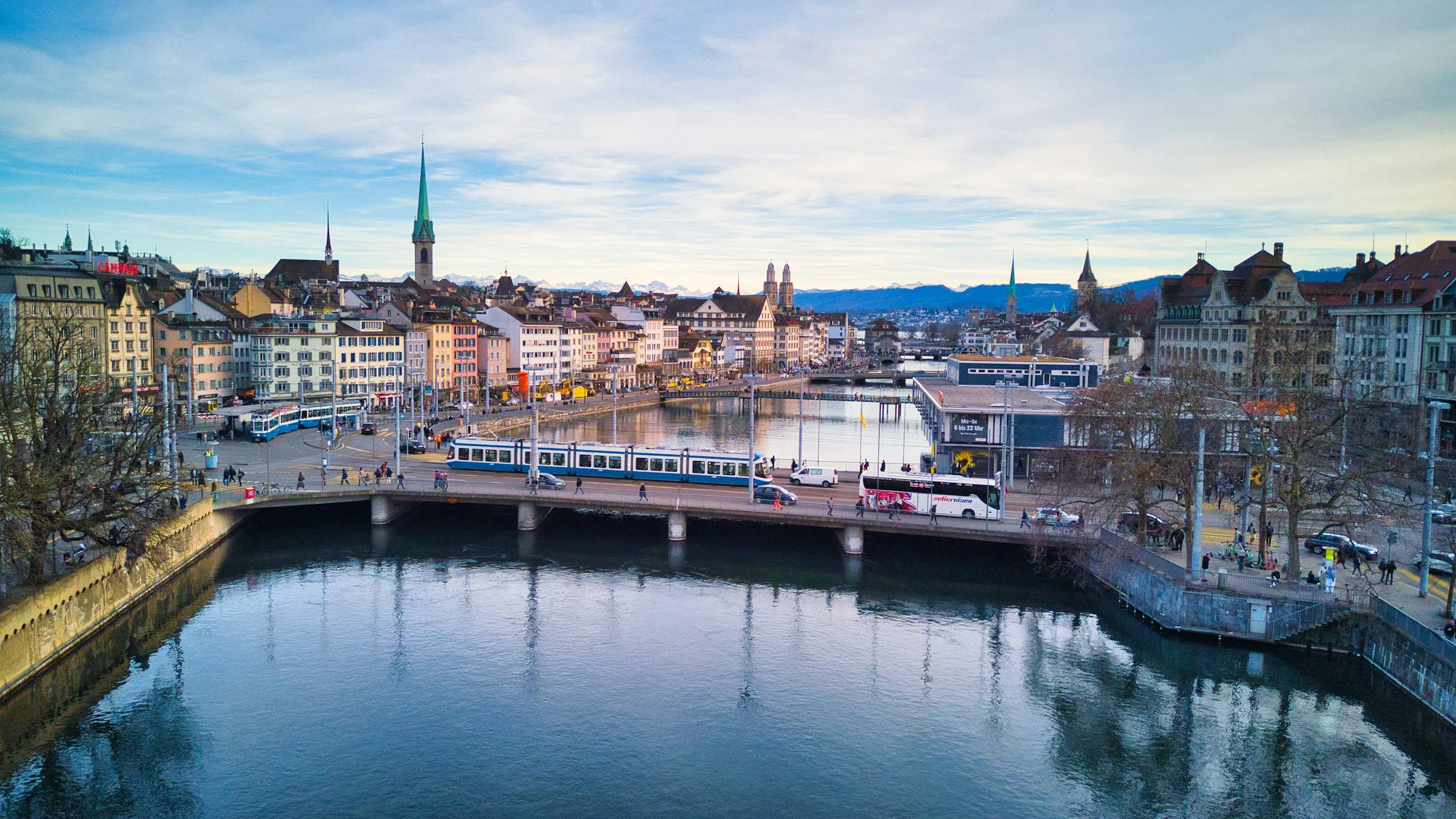 Sicht auf die Limmat und die Bahnhofbrücke Zürich