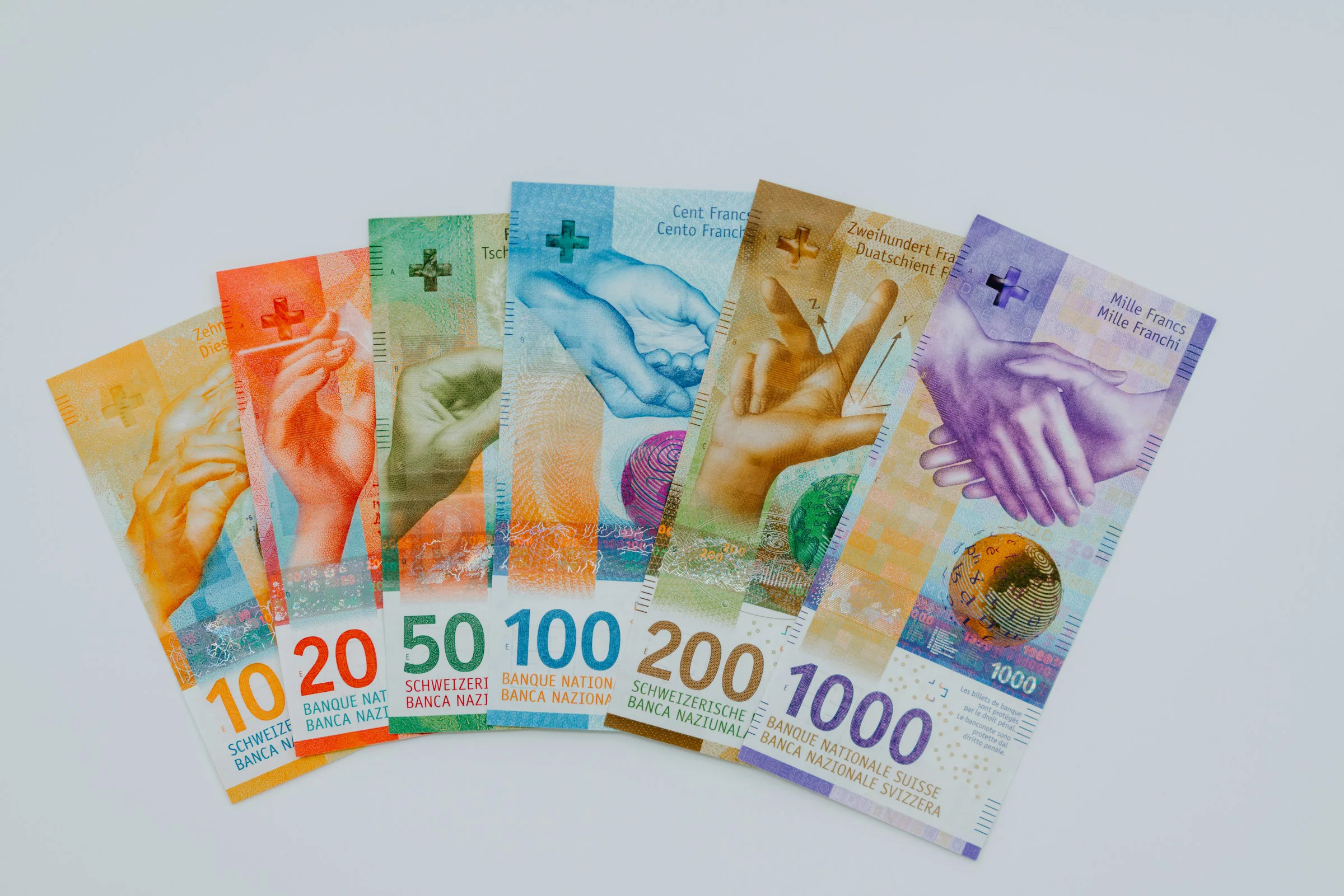 Alle Schweizer Banknoten aufgefächert auf einem Tisch