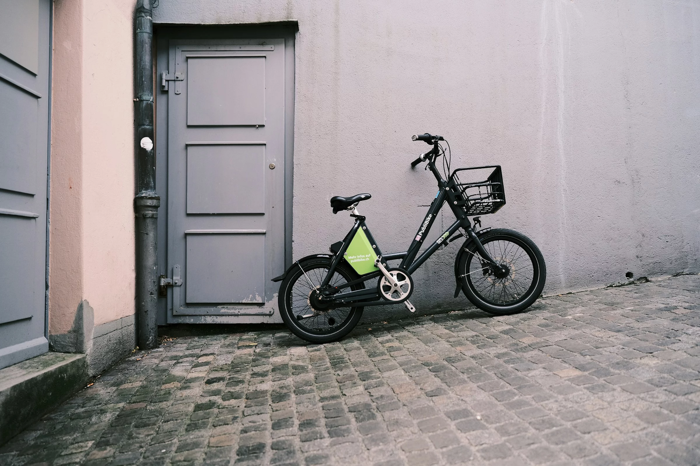 Publibike an einer Hausfassade
