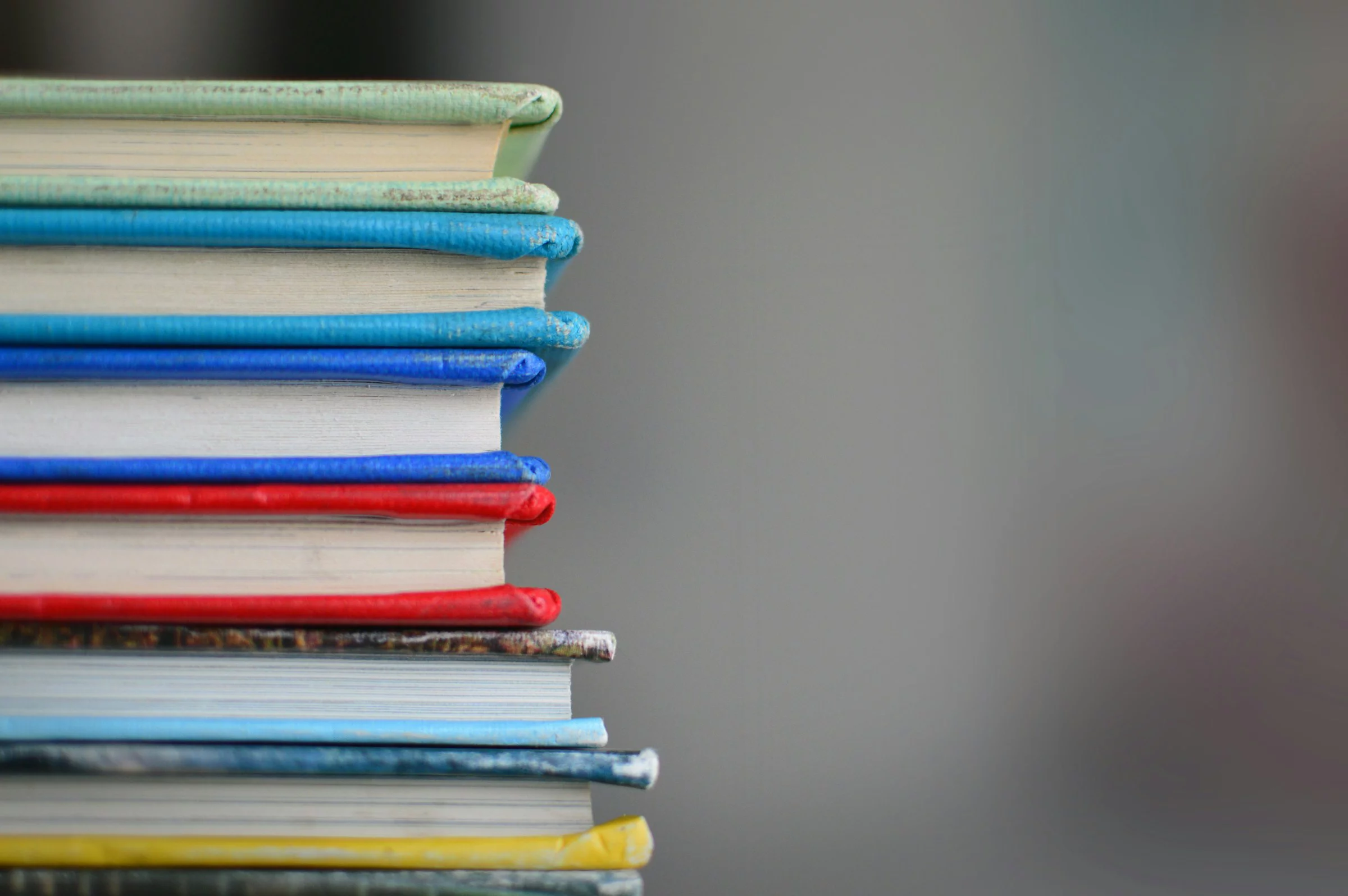 gestapelte mehrfarbige Bücher