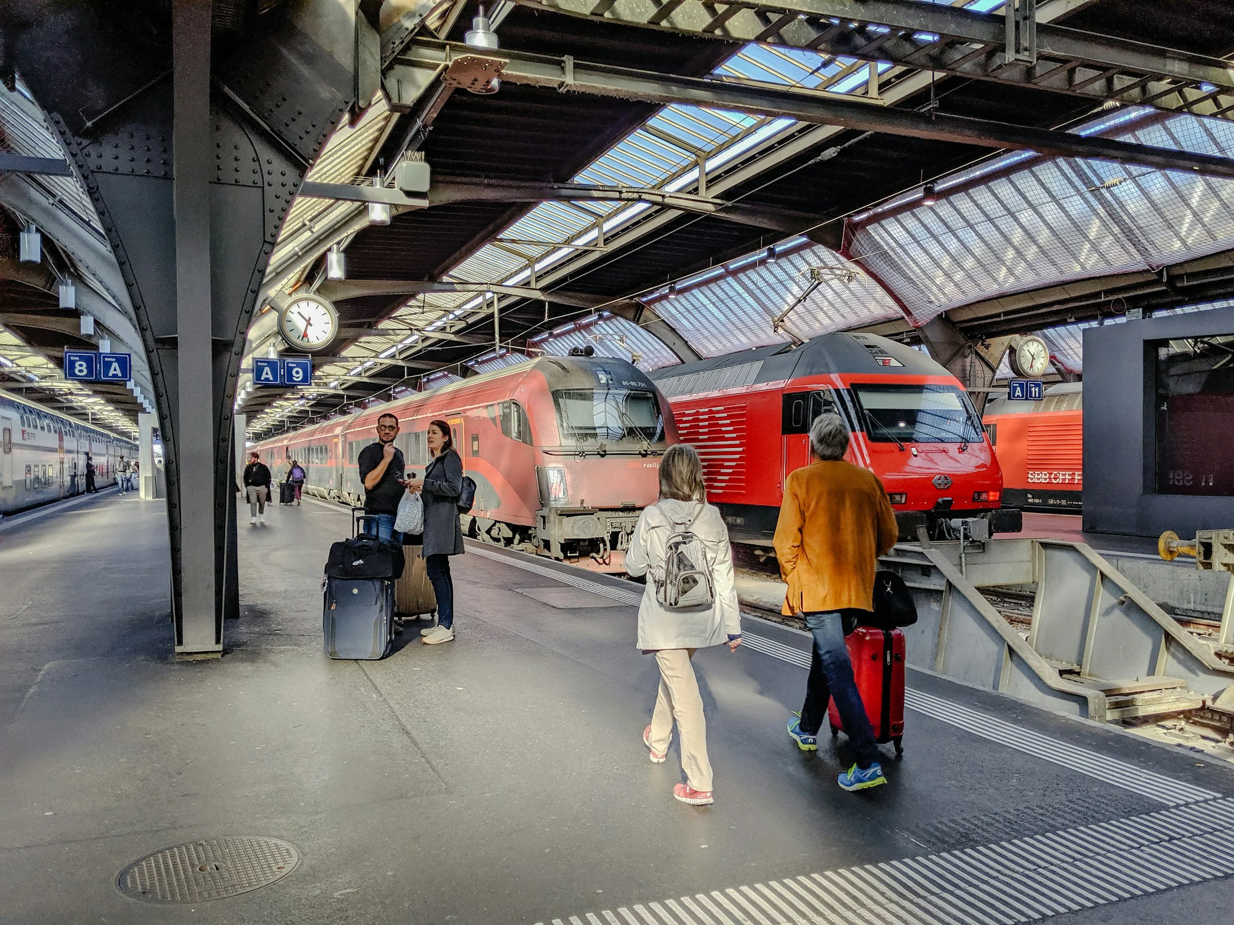 Personen, die am Hauptbahnhof Zürich auf den Zug steigen