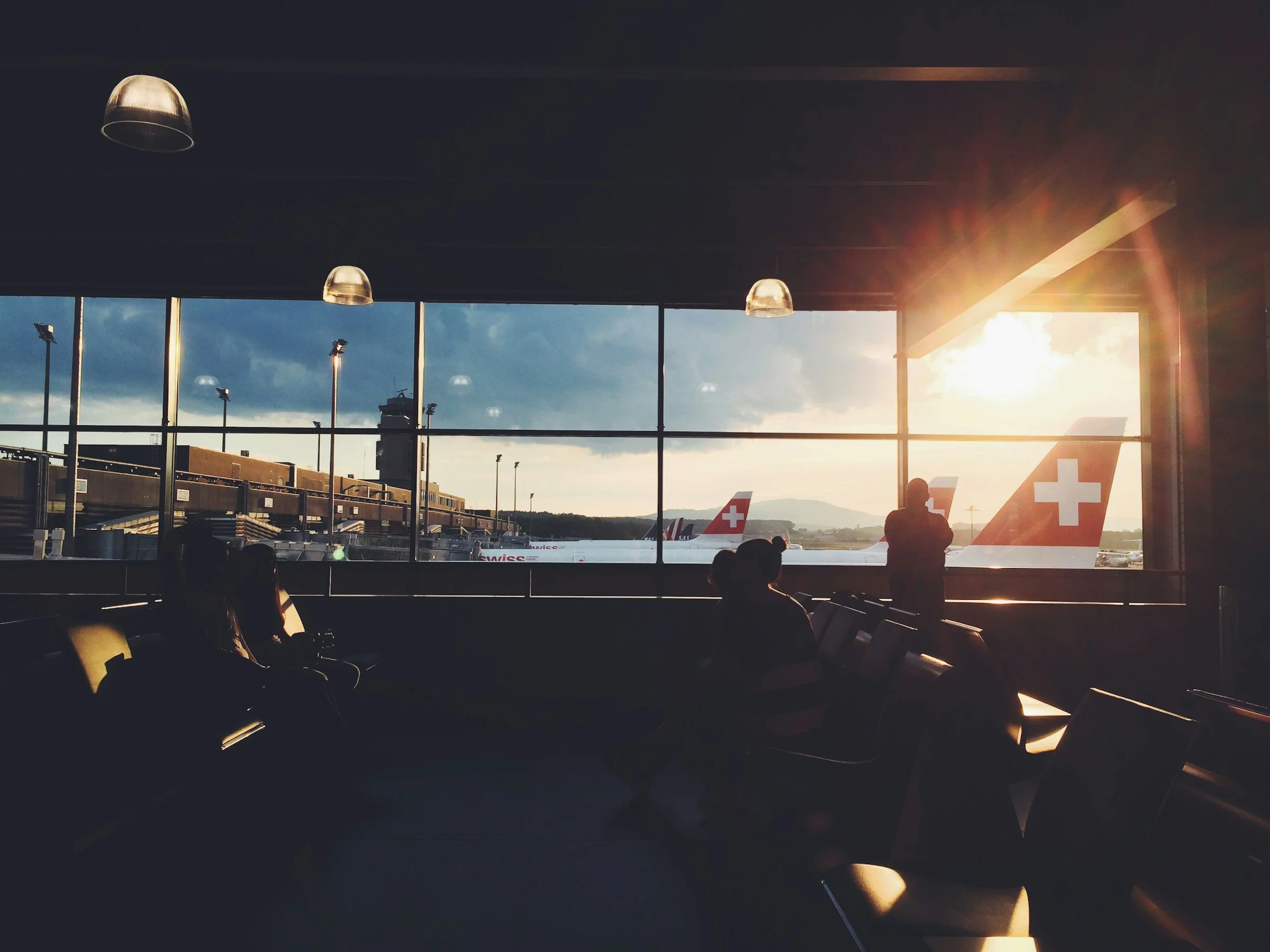 Flughafen Zürich Sicht aus dem Gate auf ein Flugzeug der Swiss