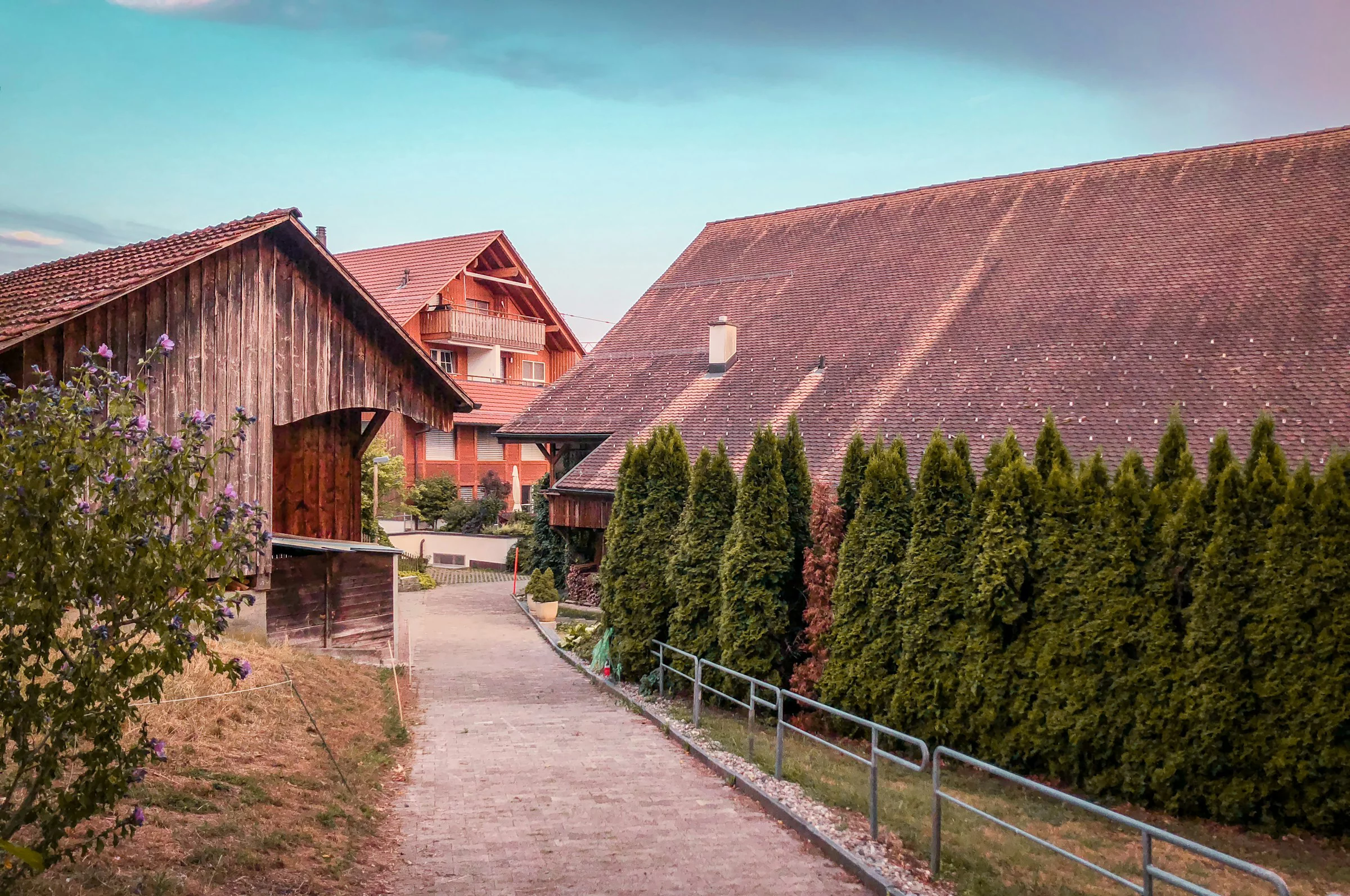 Sicht auf ein Wohnhaus mit einer Scheune im Vordergrund