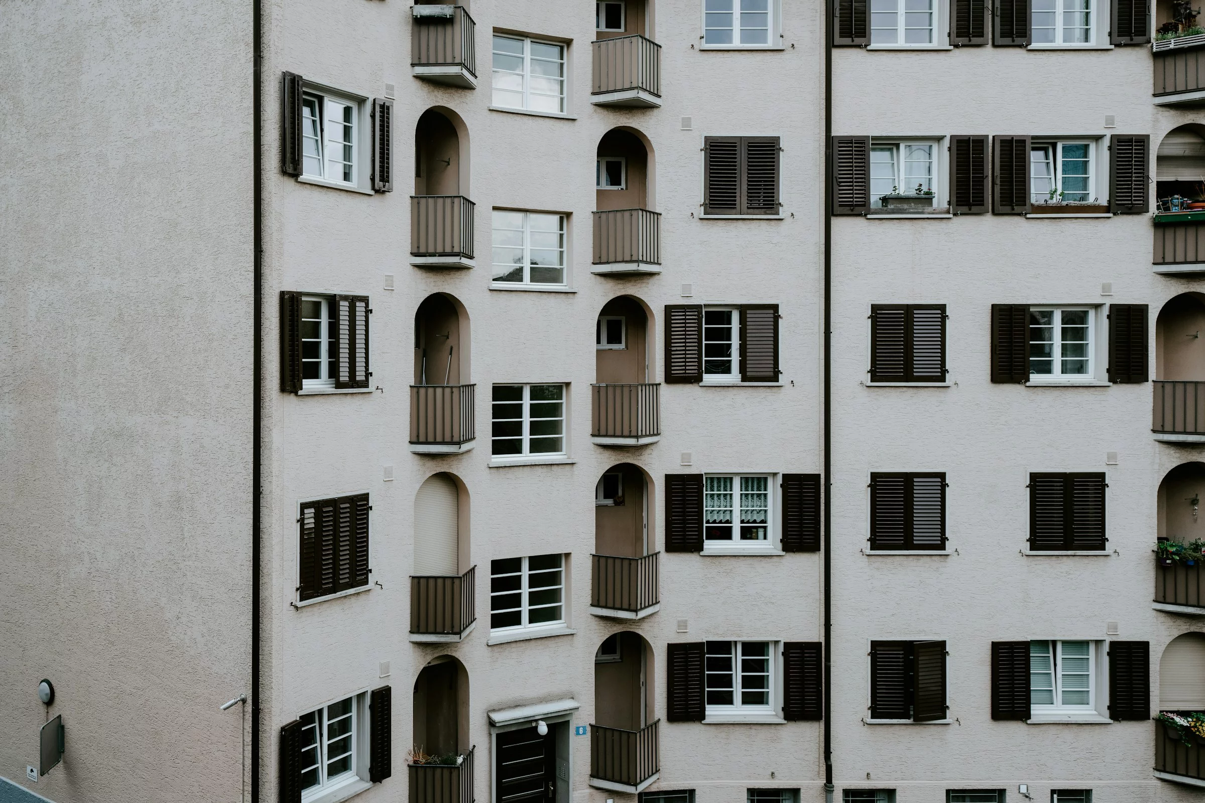 Ansicht einer Wohnhausfassade aus einem Innenhof