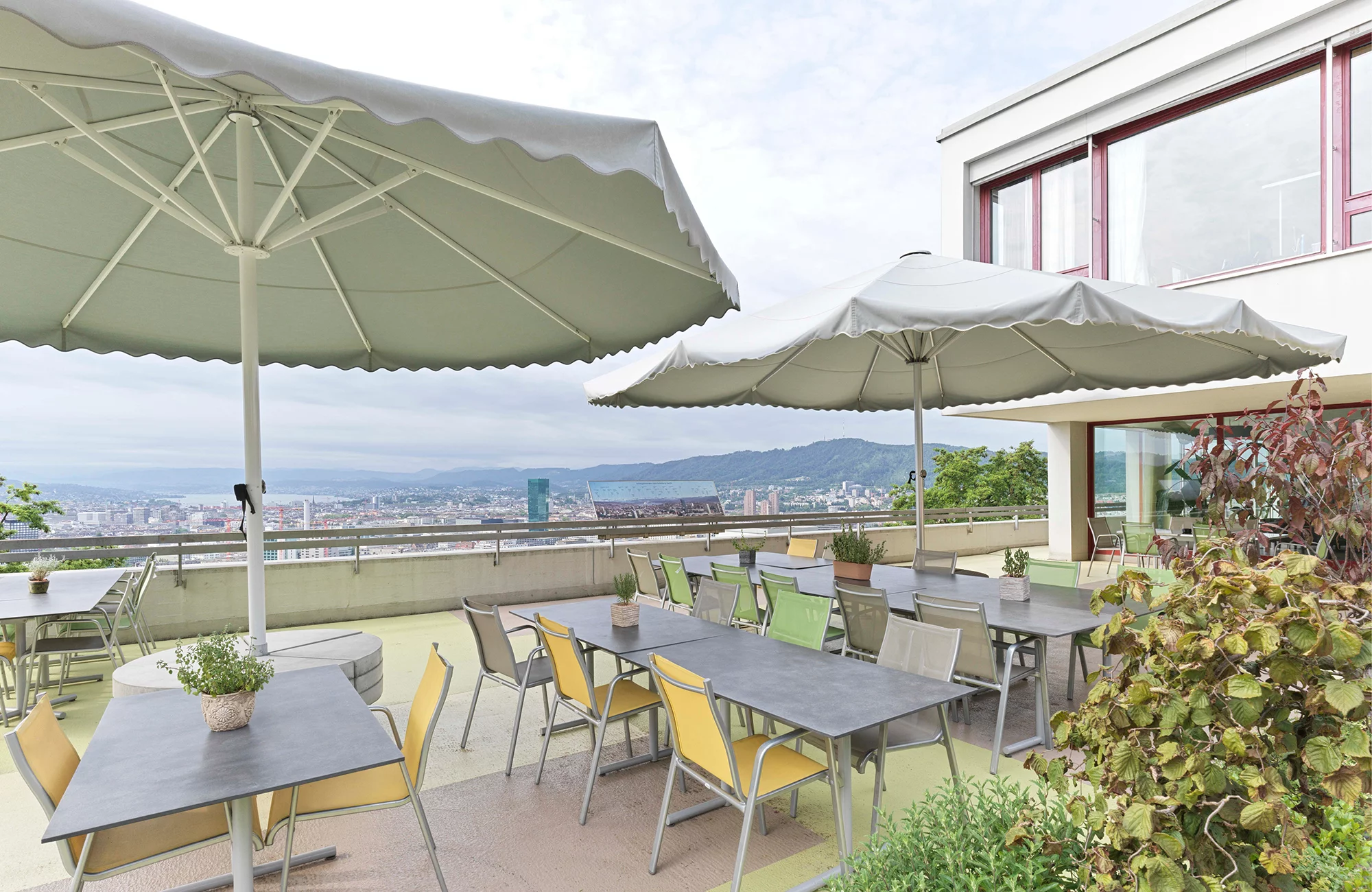 Terrasse des Gesundheitszentrums für das Alter Käferberg