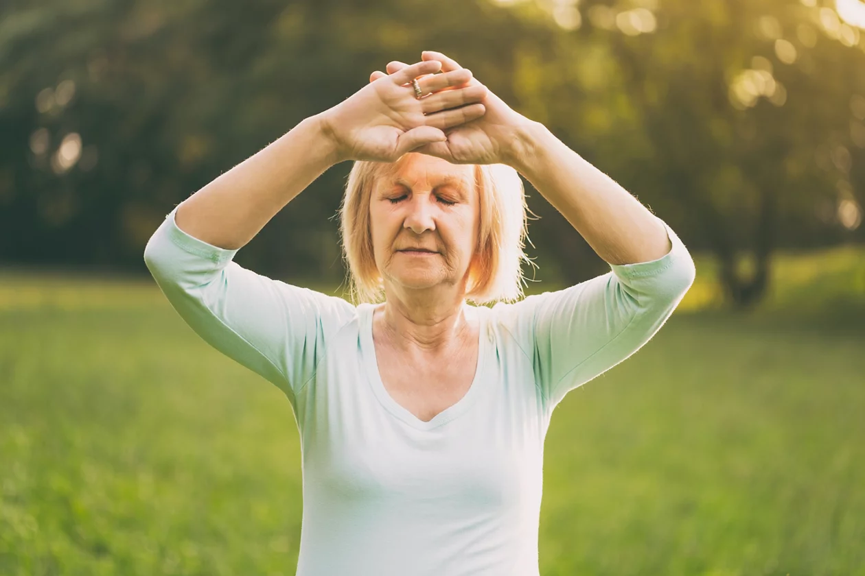 Frau macht Tai-Chi