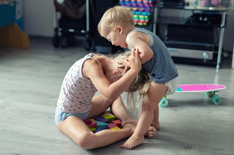 Kinder hauen, beissen, kratzen