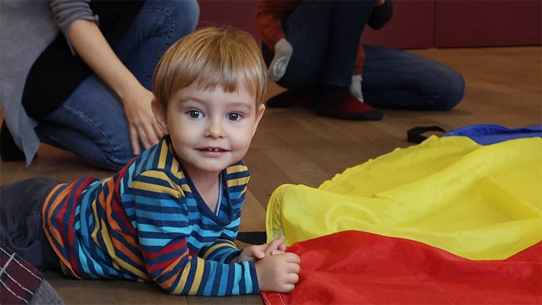 Ein kleiner Junge krabbelt auf dem Boden.