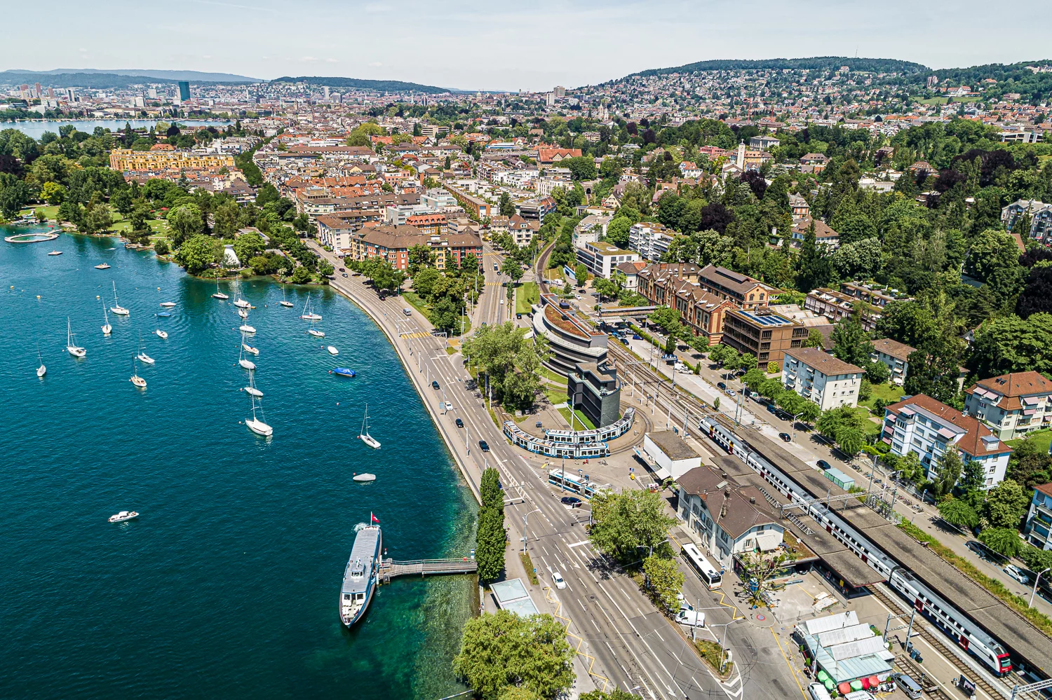 Drohnenfoto See und Bahnhof Tiefenbrunnen