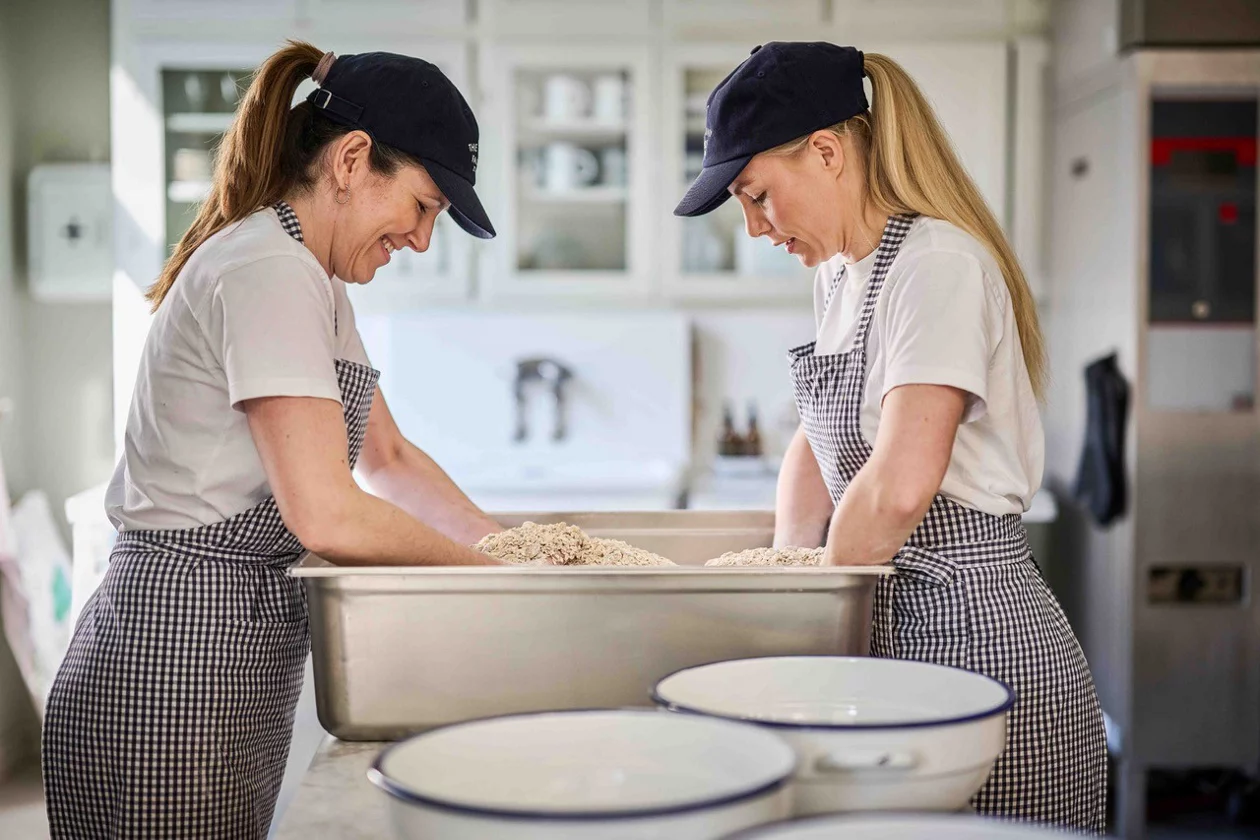 Zwei Mitarbeiterinnen der Tiny Factory
