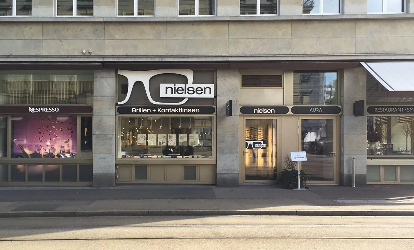 Das Bild zeigt ein Optikgeschäft von aussen mit Aussenwerbung