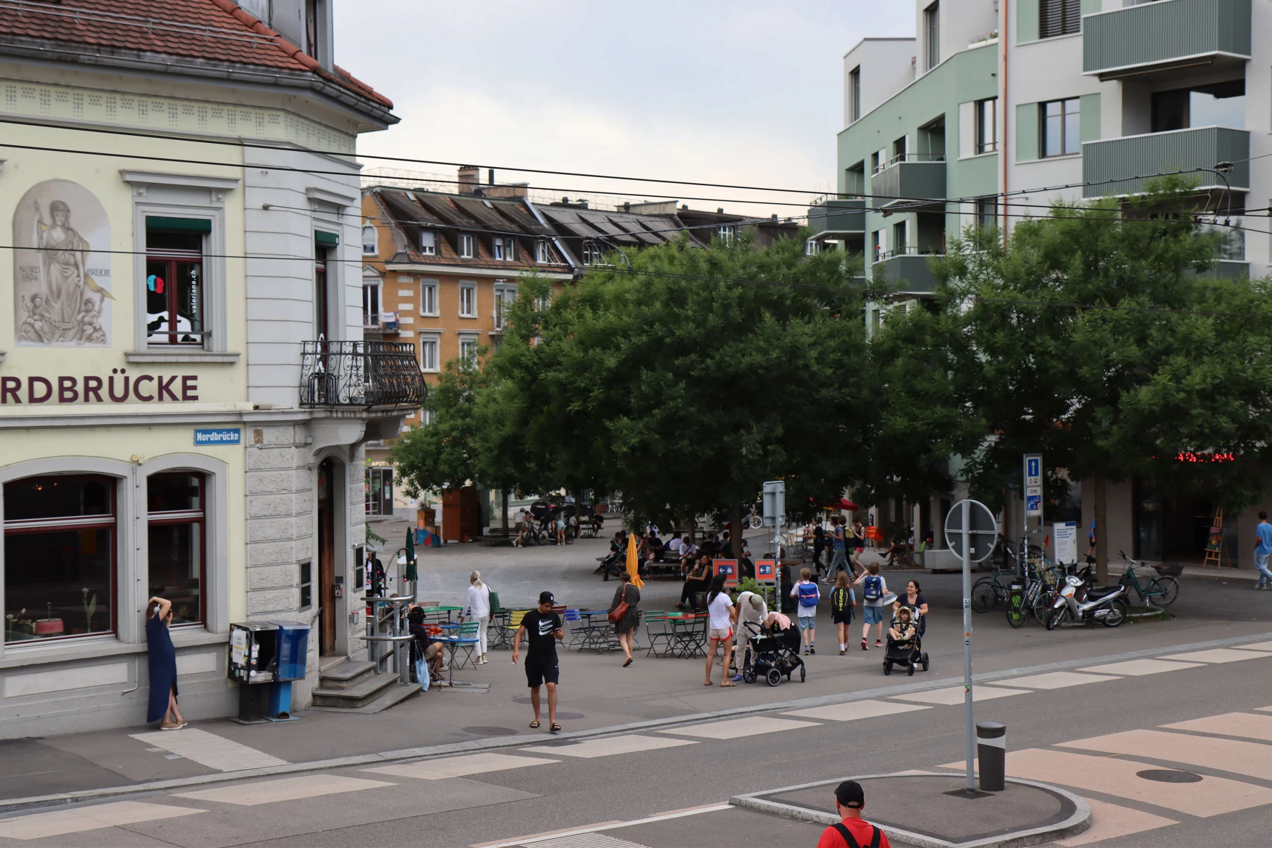 Röschibachplatz mit Zufussgehenden