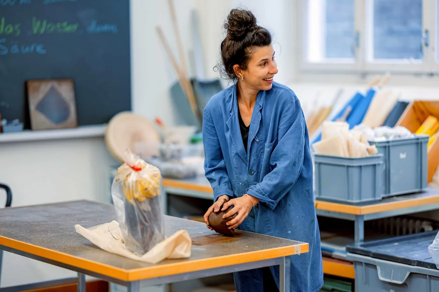 Kursteilnehmerin im Töpferkurs der Fachschule Viventa