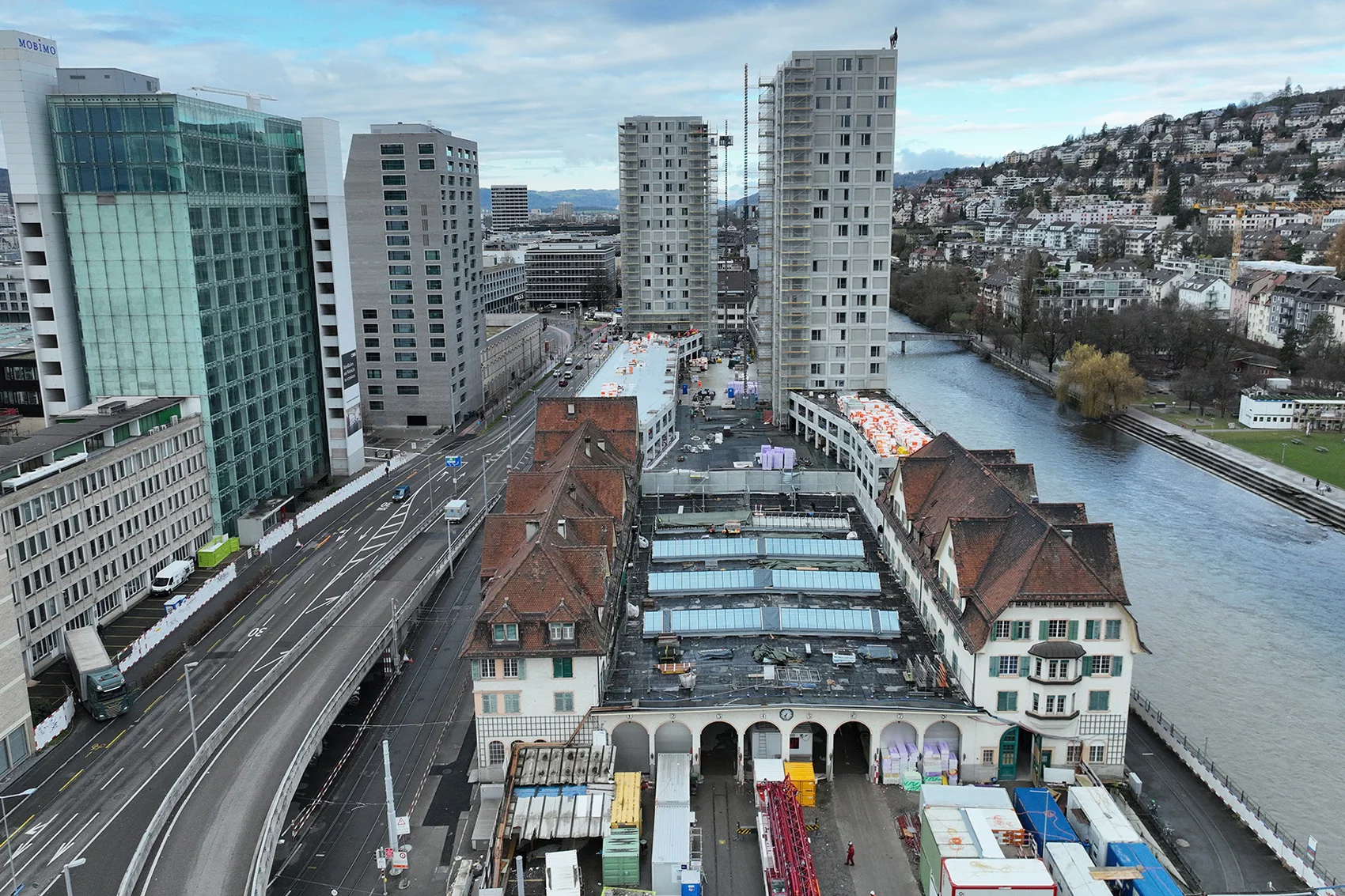 Luftbild mit Blick auf die bestehenden Gebäude und Neubauten.