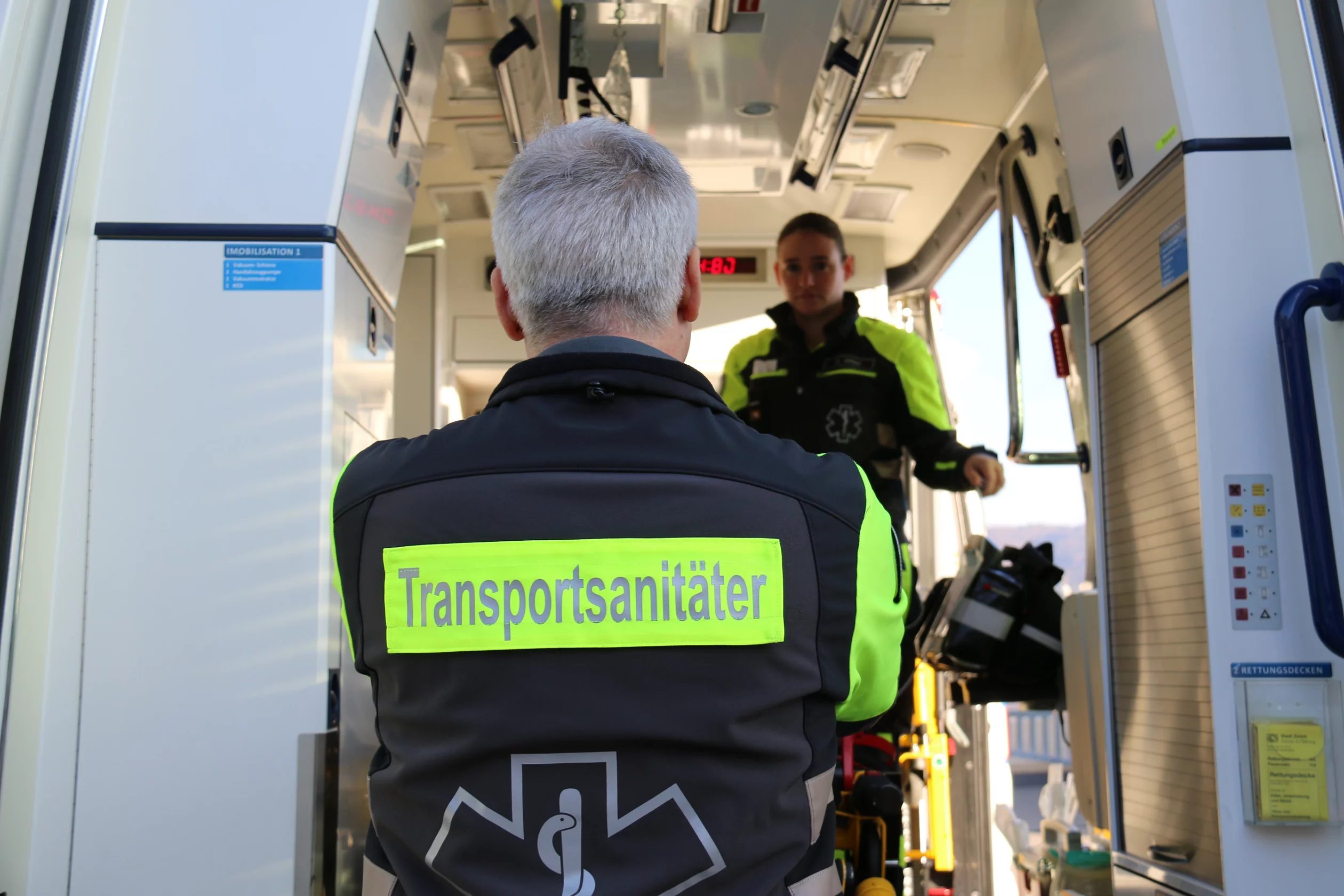 Transportsanitäter verlegen einen Patienten.