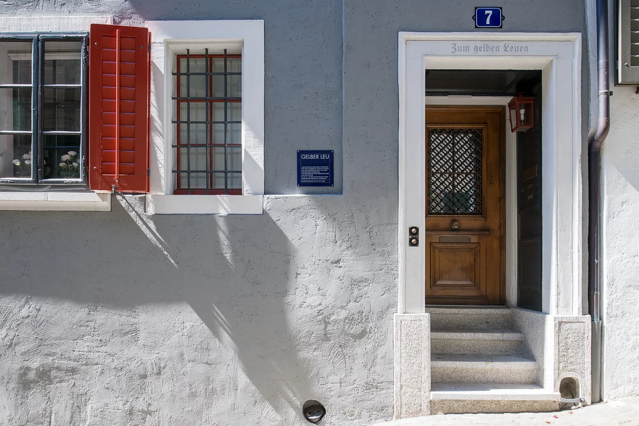 Blaue Tafel neben dem Hauseingang der Trittligasse 7