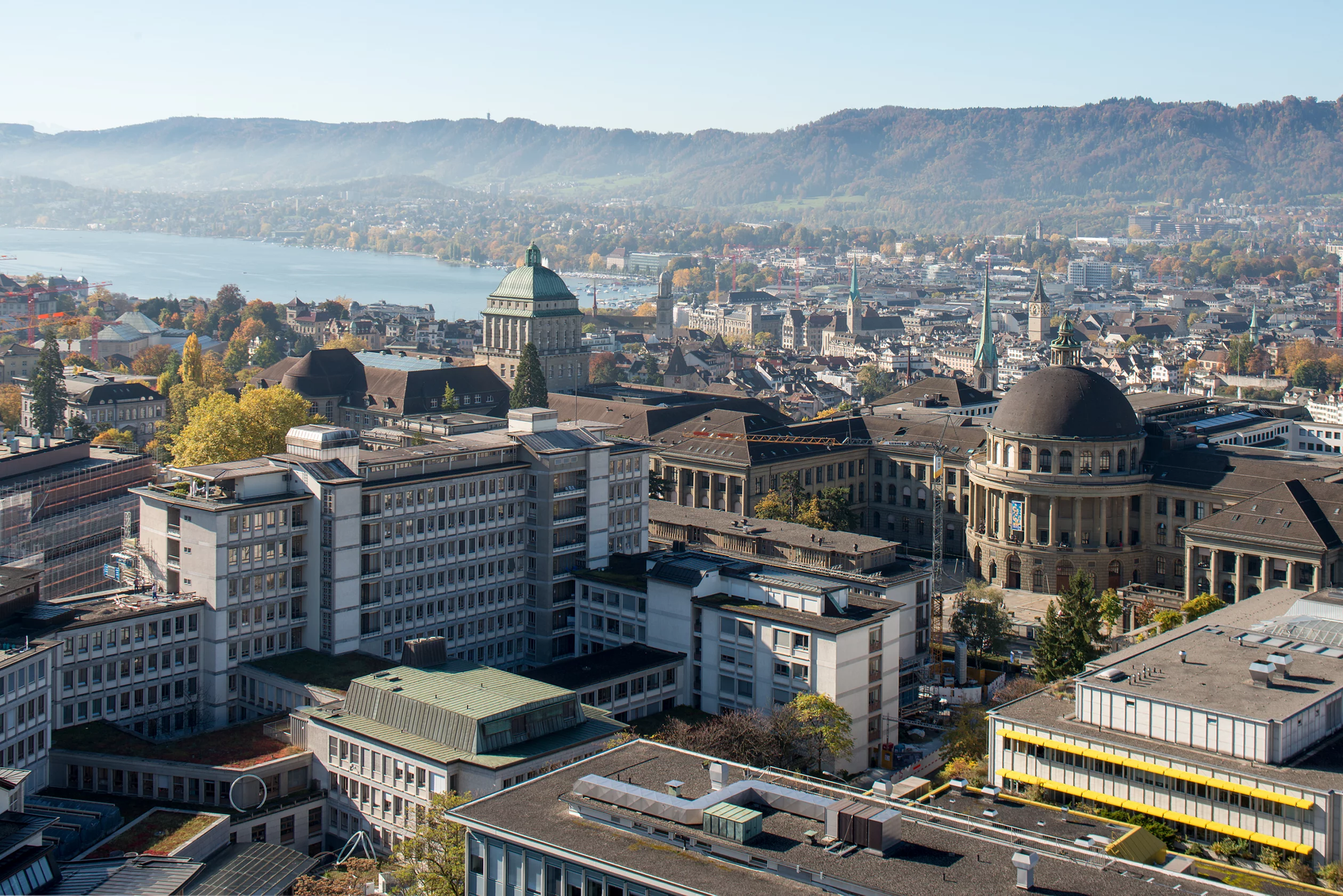Das Bild zeigt ein Panorama der Stadt Zürich vom Universitätsspital aus