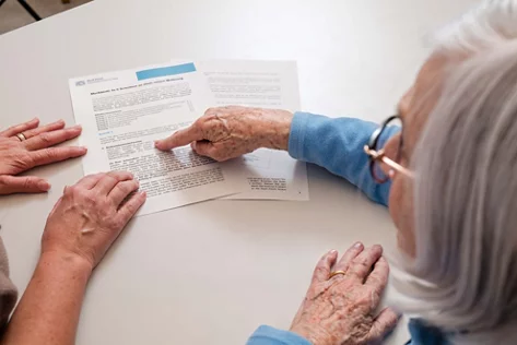 Unterstützung einer Seniorin bei der Wohnungssuche