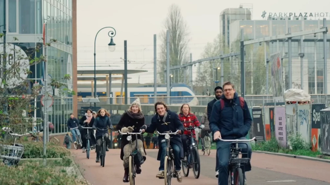 Velofahrende auf einem Veloweg in der Stadt.