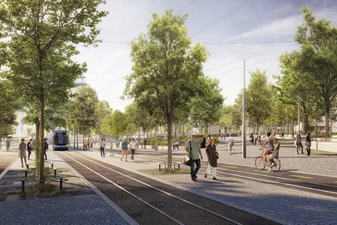 Ein Tram ist auf einem Eigentrassee unterwegs und auf den Mittelinseln laufen Personen und es gibt viele Bäume