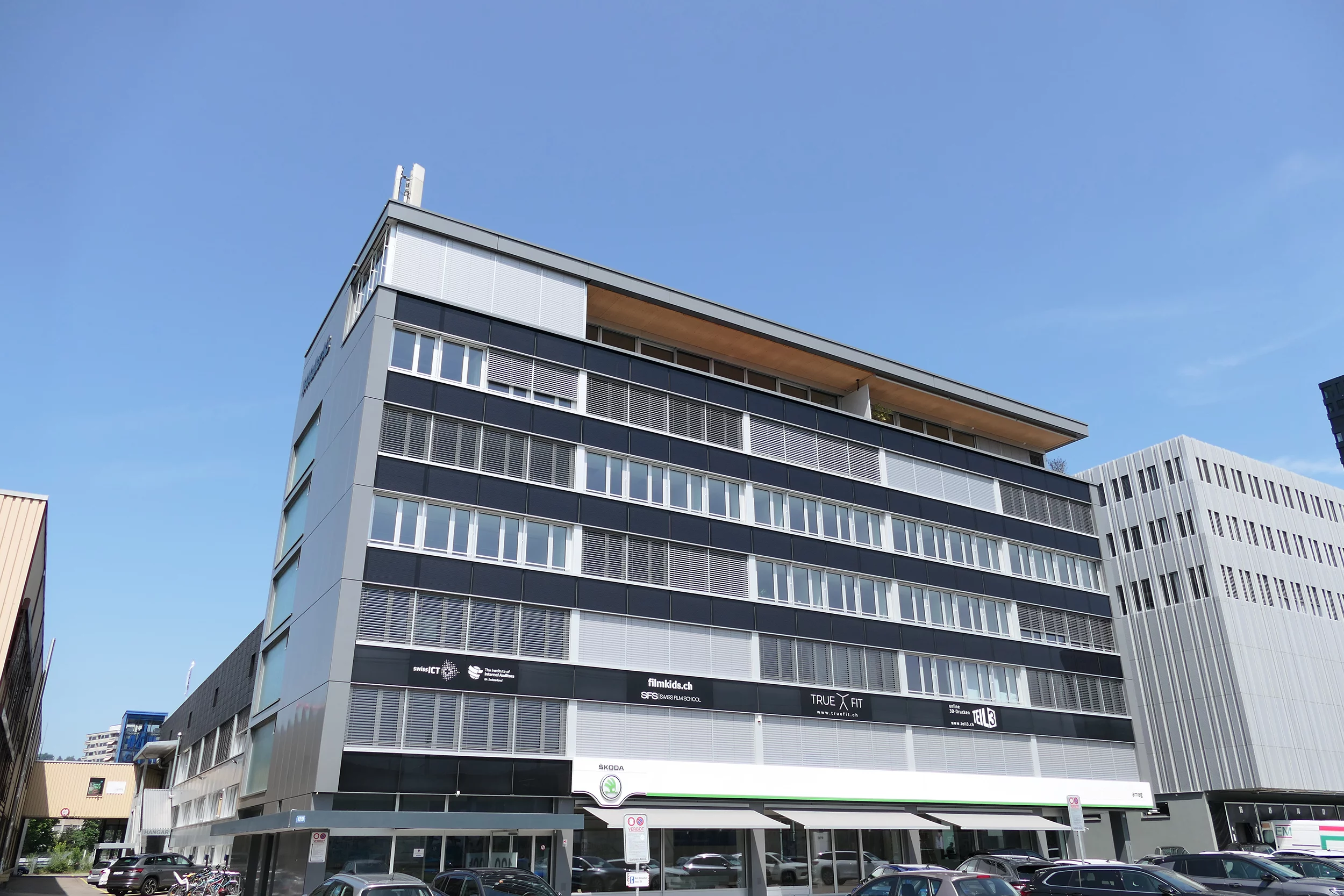 Aussenansicht des Gewerbegebäudes im Kreis 9