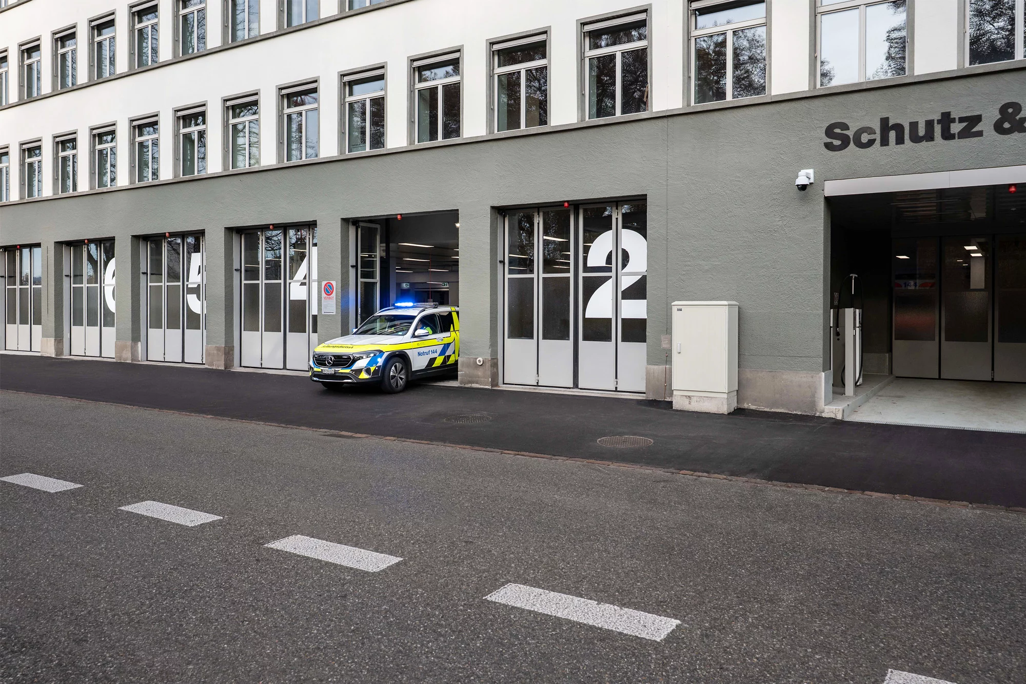 Dreistöckiges Provisorium auf einer Pfahlkonstruktion in der Limmat.
