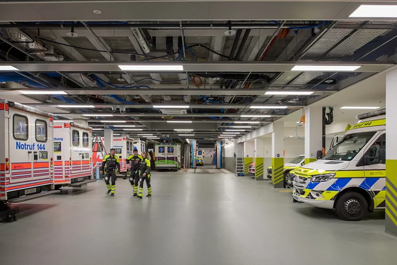 Dreistöckiges Provisorium auf einer Pfahlkonstruktion in der Limmat.