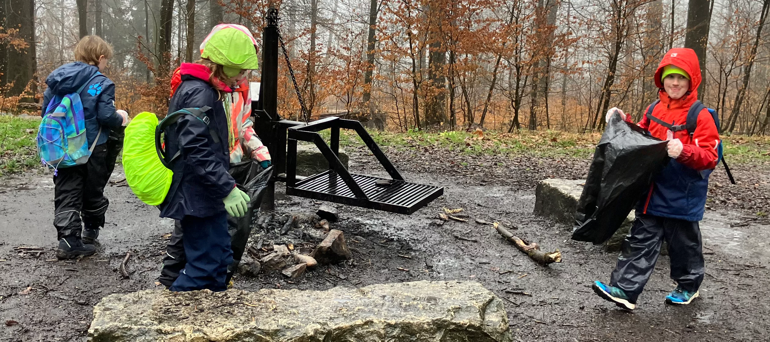 Schulkinder beim Waldputz in Zürich.
