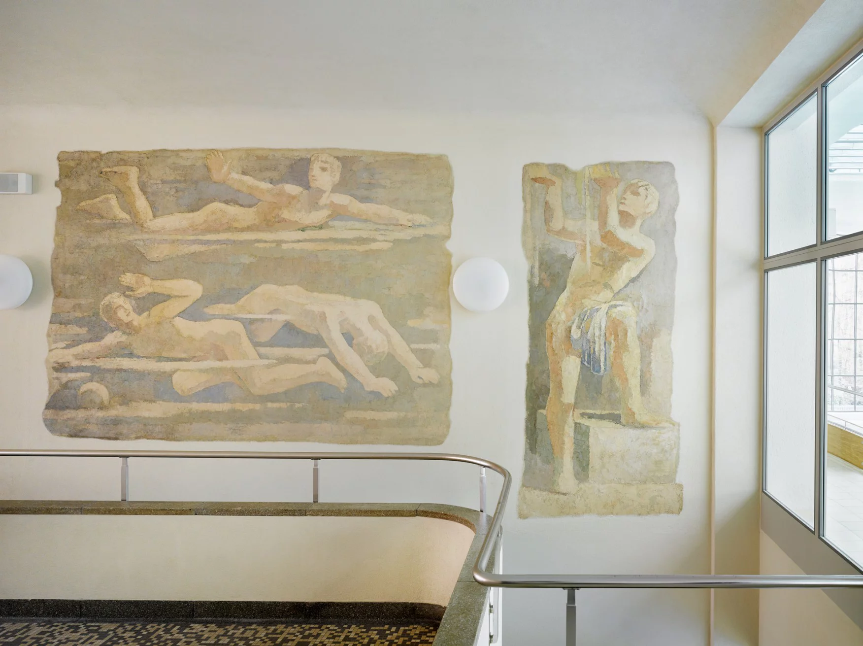 Wandbild mit Schwimmer*innen im Treppenhaus