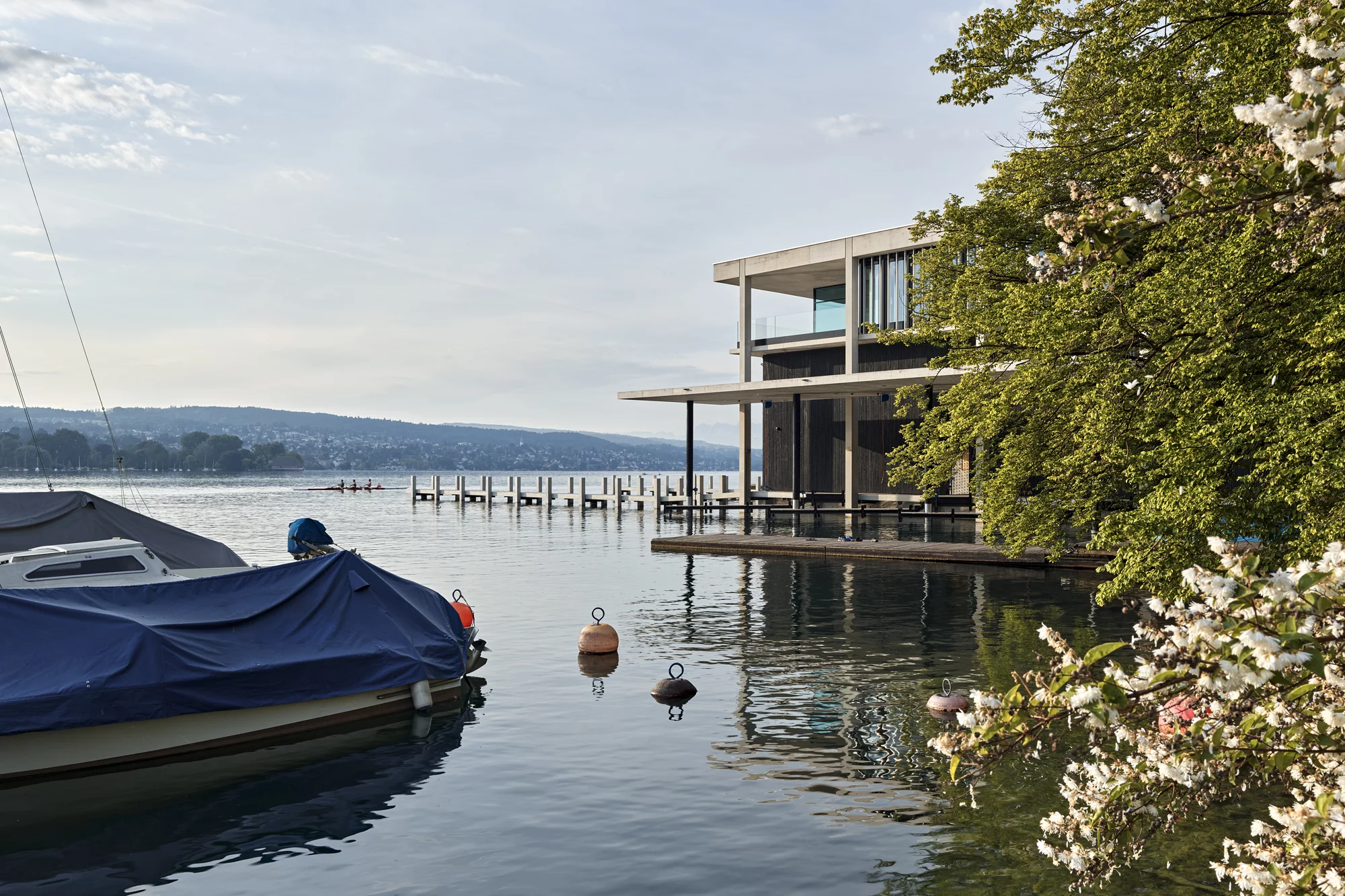 Das Foto wirft einen Blick auf die Wasserschutzpolizei und den Zürichsee.