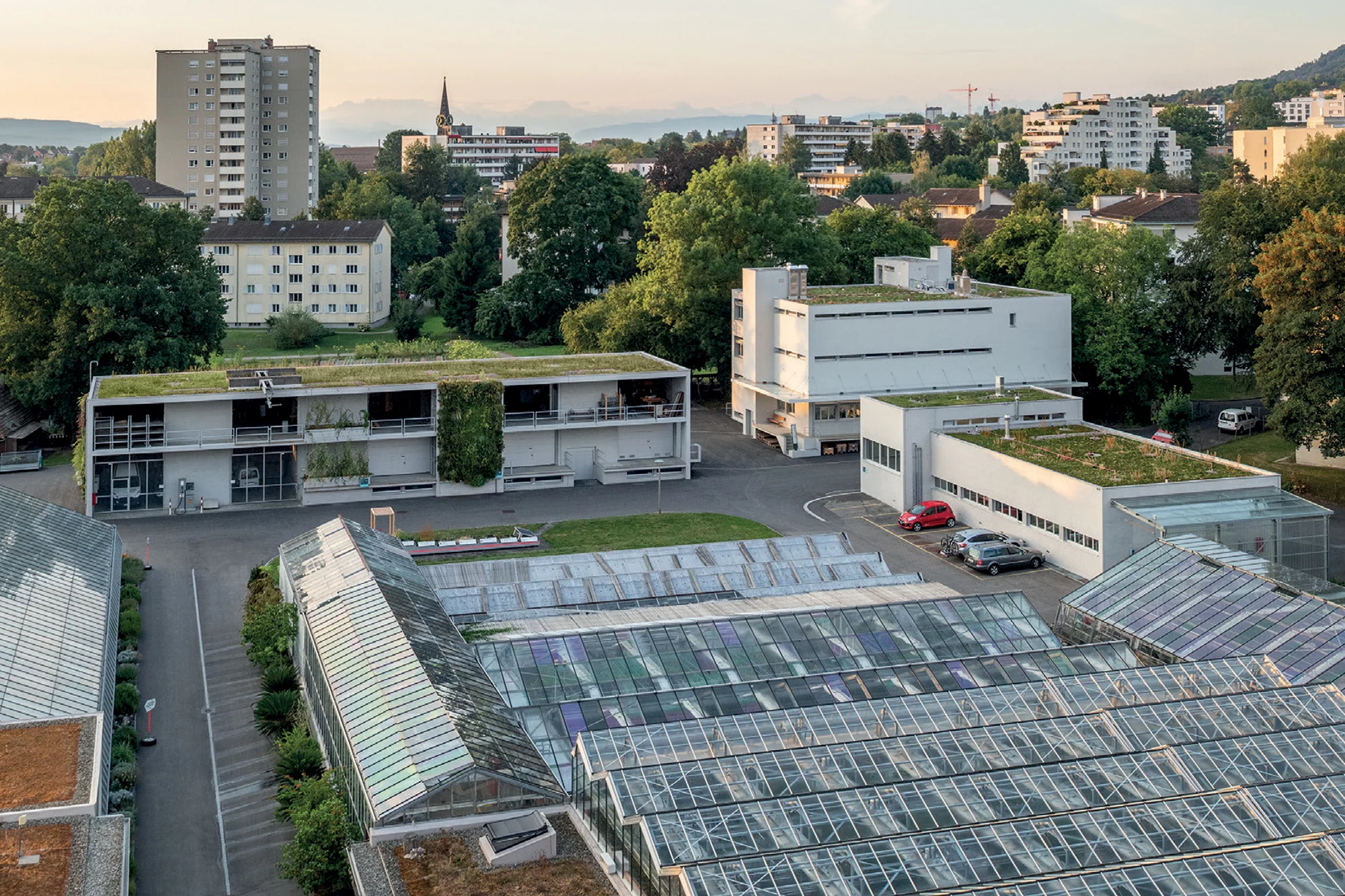 Das Foto wirft einen Blick über das Gebäudeensemble der Stadtgärtnerei.