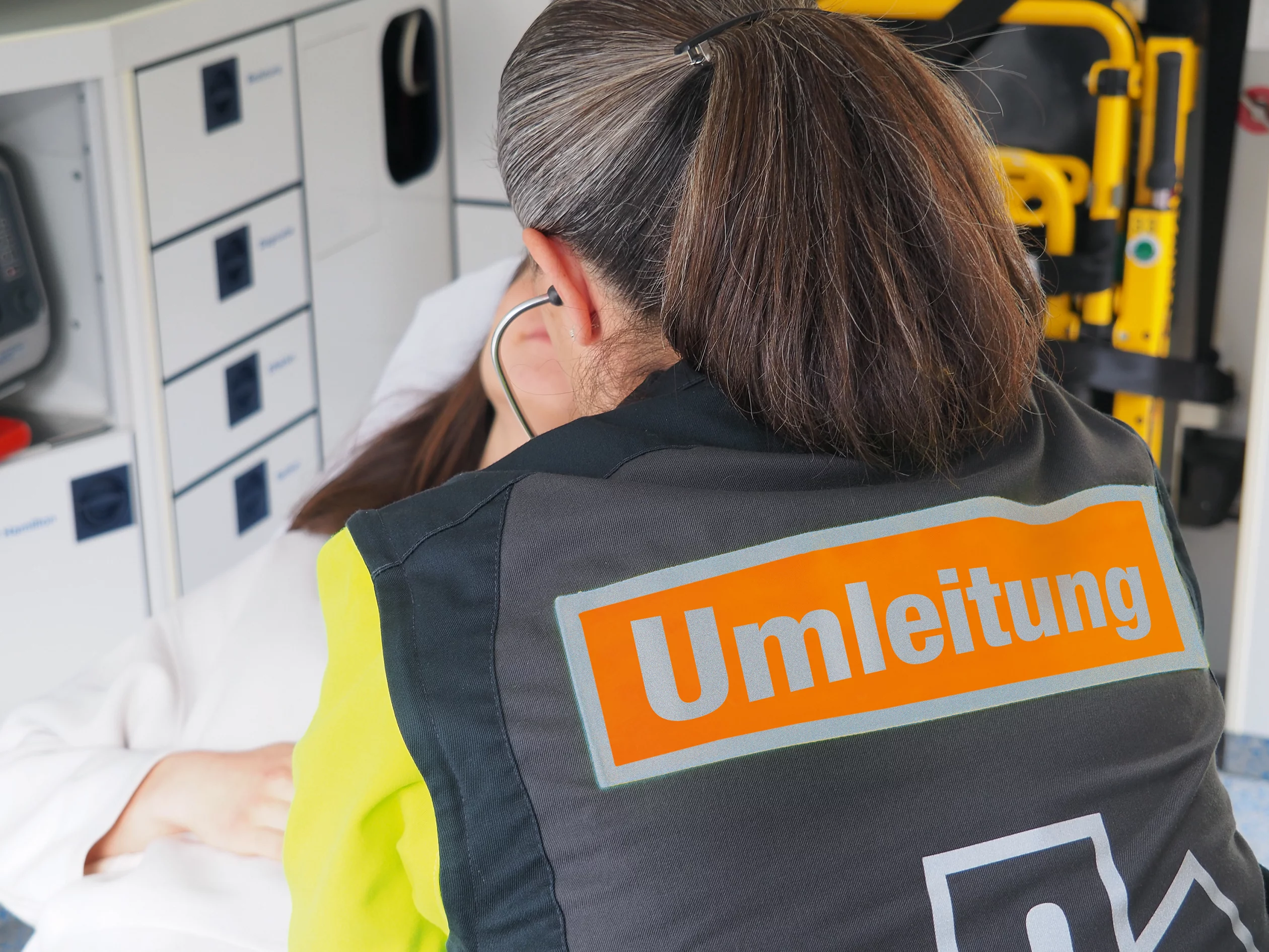 Eine Rettungssanitäterin versorgt eine Patientin im Rettungswagen.