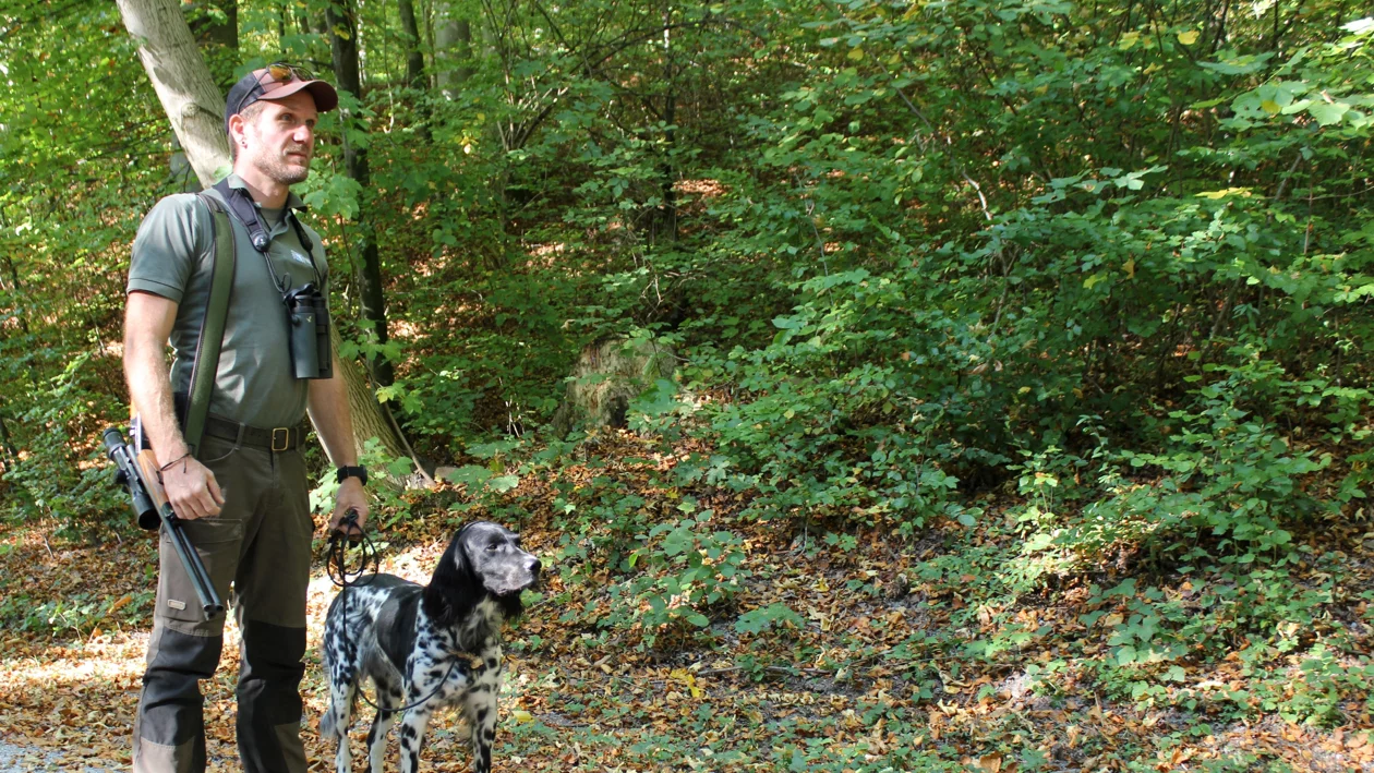 Wildhüter mit Hund